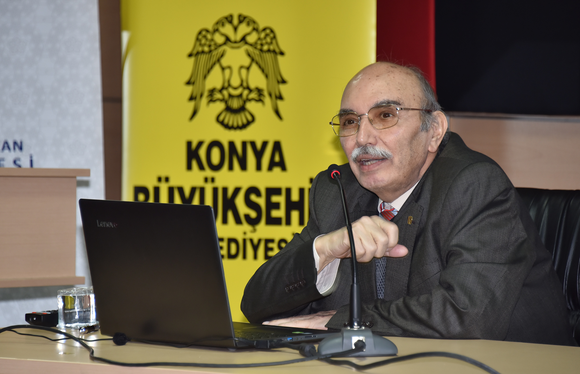 'Vakıflar Kimliğimizi Ortaya Koyan En Önemli Unsurdur'