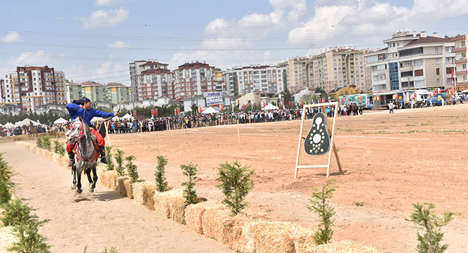 Okçular Kalehan Ecdat Bahçesi'nde Hünerlerini Sergiliyor 