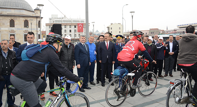 Çanakkale Zaferi'nin 103. Yıldönümü Dualarla ve Coşkuyla Kutlandı
