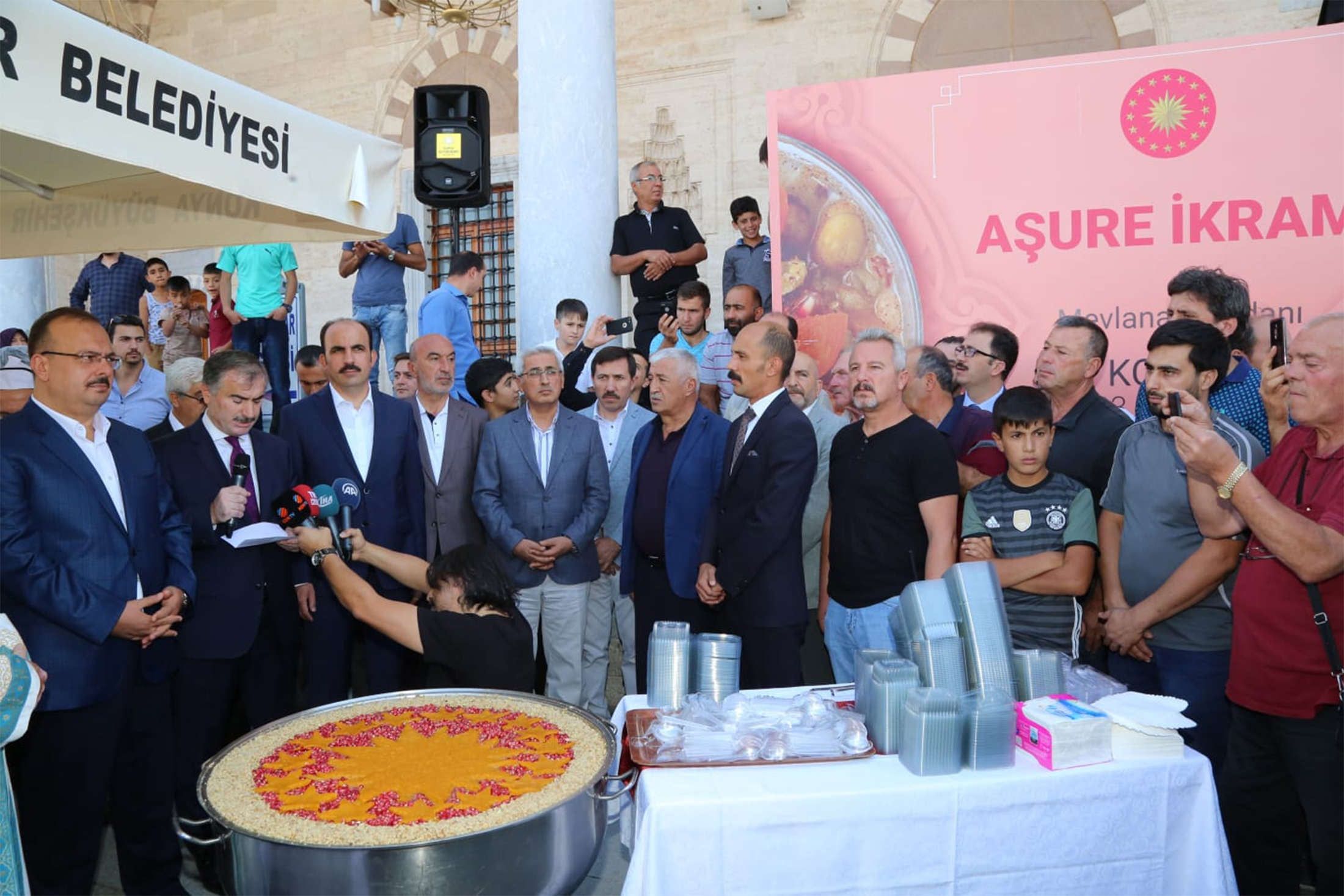 Cumhurbaşkanımız Himayesinde Konya'da Aşure Dağıtıldı