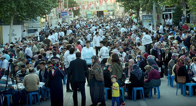 Binlerce Çumralı Büyükşehir'in İftarında Buluştu