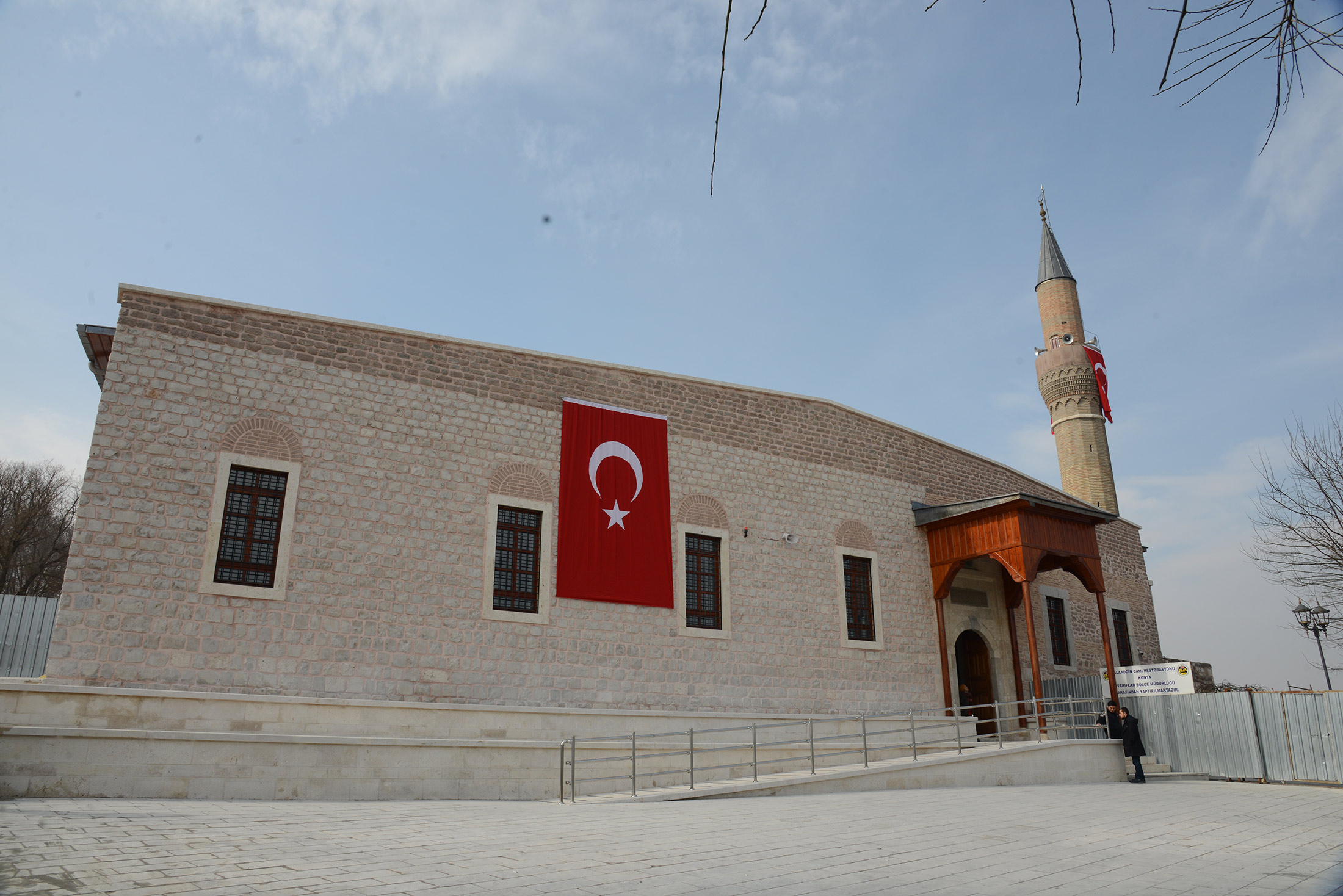 Tarihi Alaaddin Camii'nin Restorasyonu Tamamlanan Doğu Bölümü İbadete Açıldı