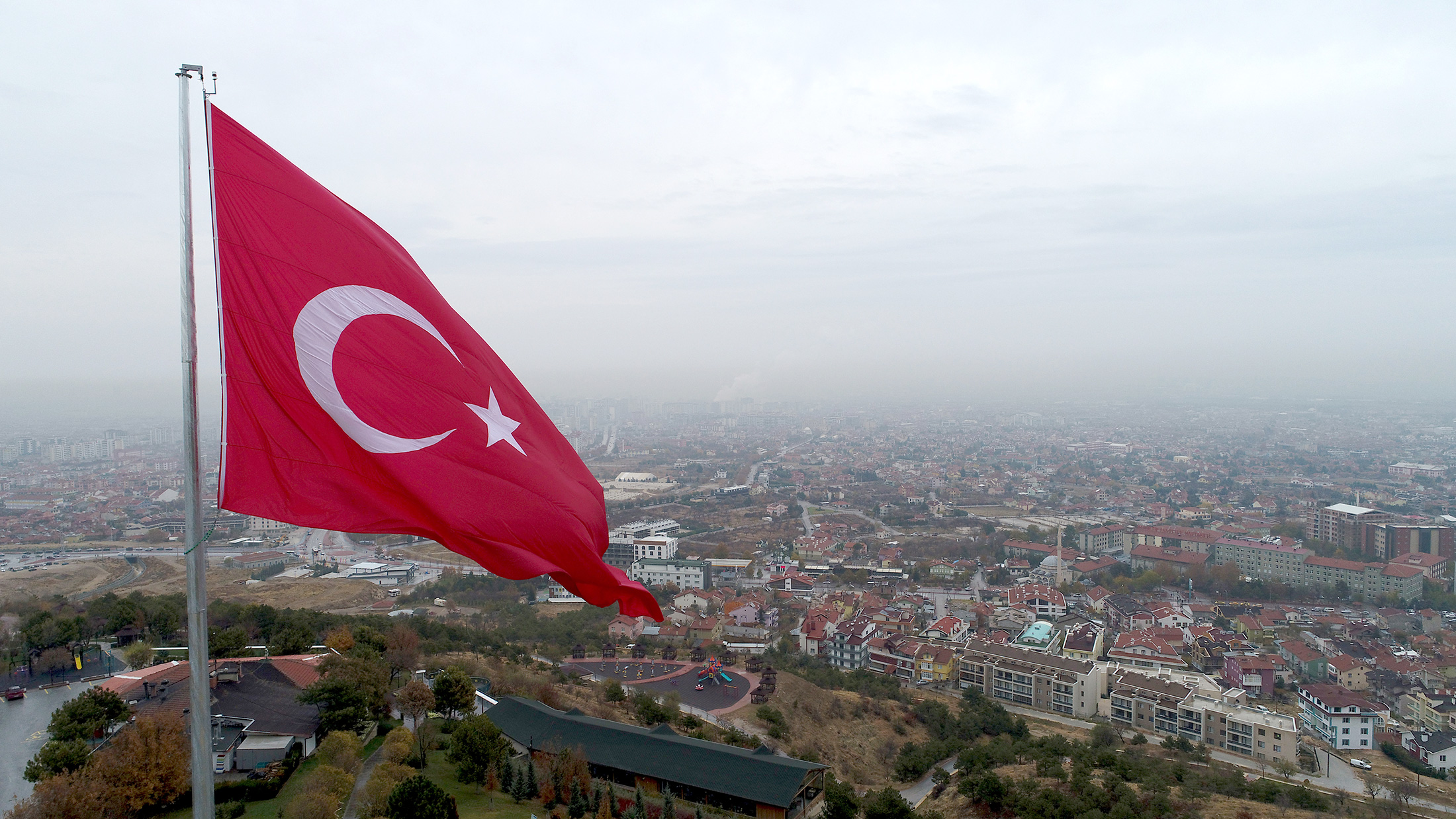 Büyükşehir'den Akyokuş'a Dev Türk Bayrağı