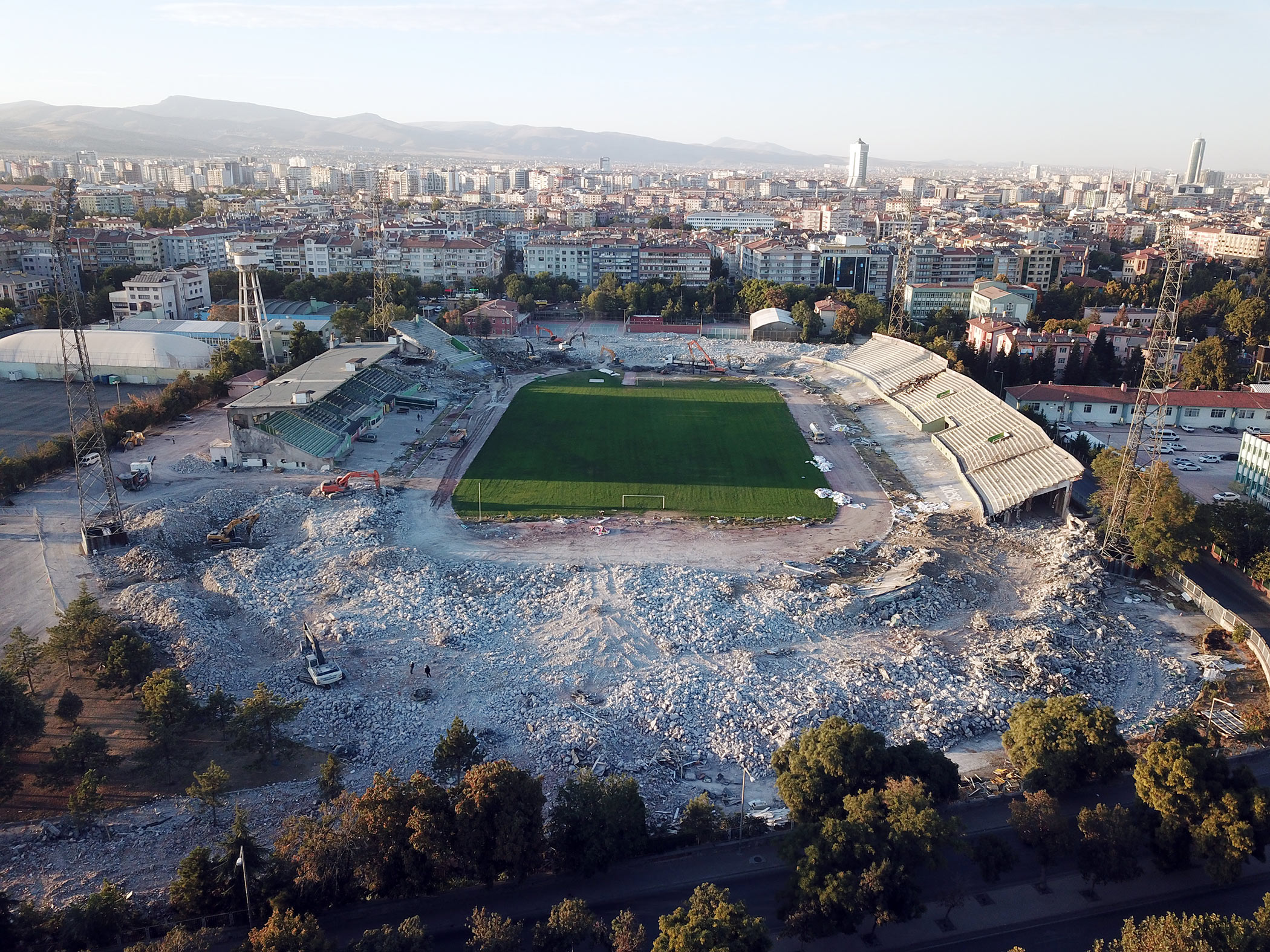 Eski Stadyum Millet Bahçesine Dönüşüyor