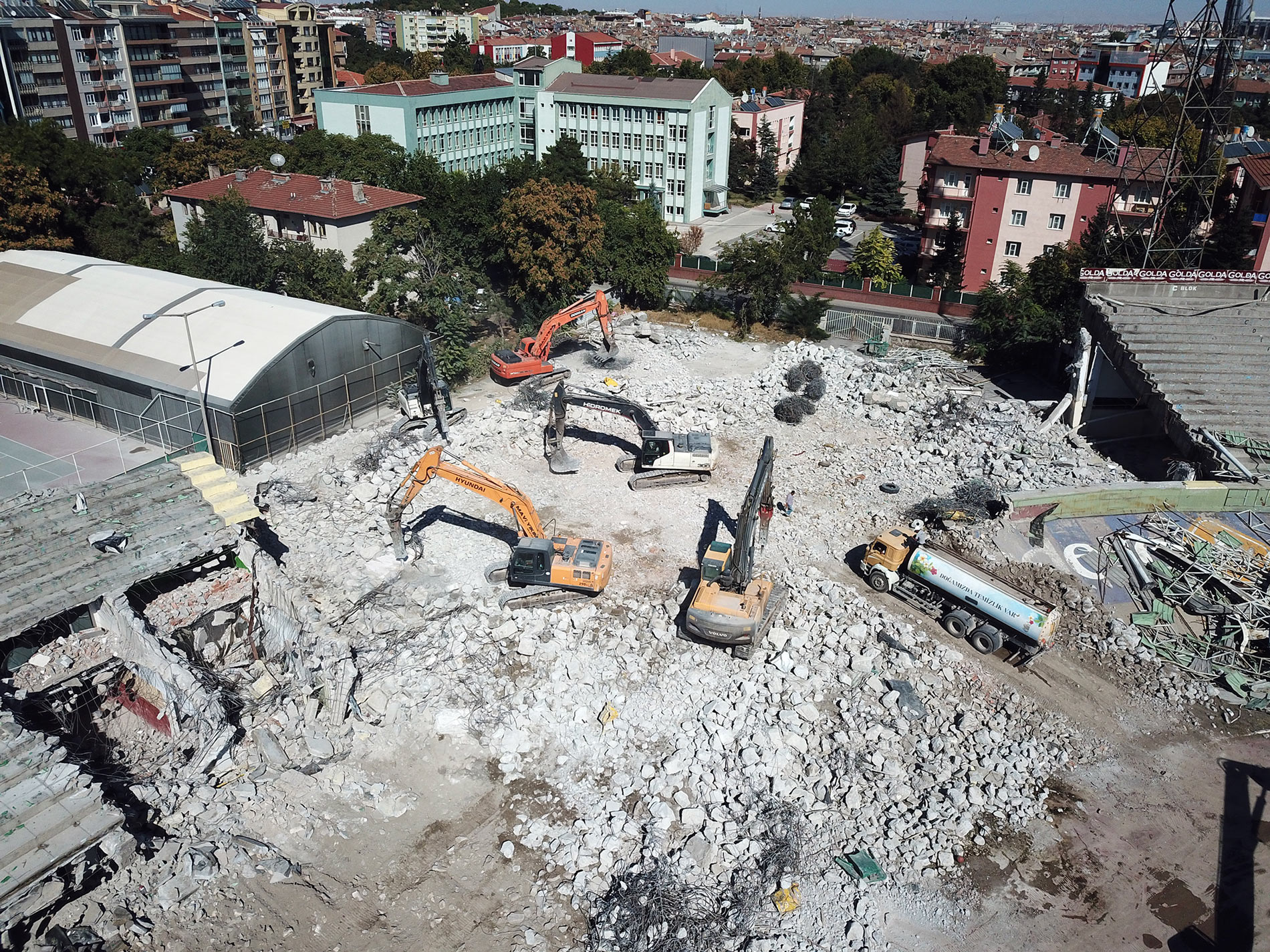 Eski Stadyum Millet Bahçesine Dönüşüyor