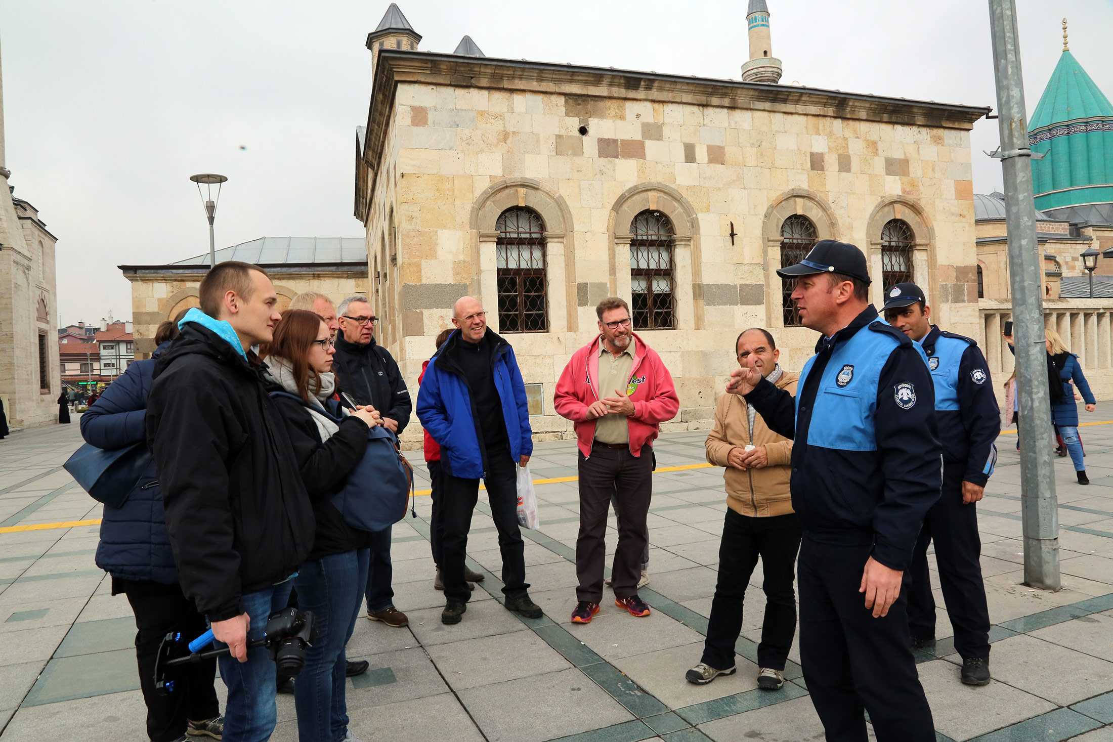                   Büyükşehir Turizm Zabıtası Ziyaretçilere Rehberlik Ediyor