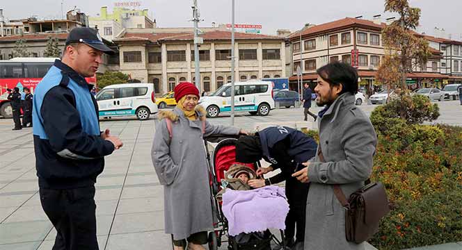                   Büyükşehir Turizm Zabıtası Ziyaretçilere Rehberlik Ediyor