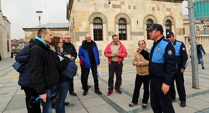                   Büyükşehir Turizm Zabıtası Ziyaretçilere Rehberlik Ediyor