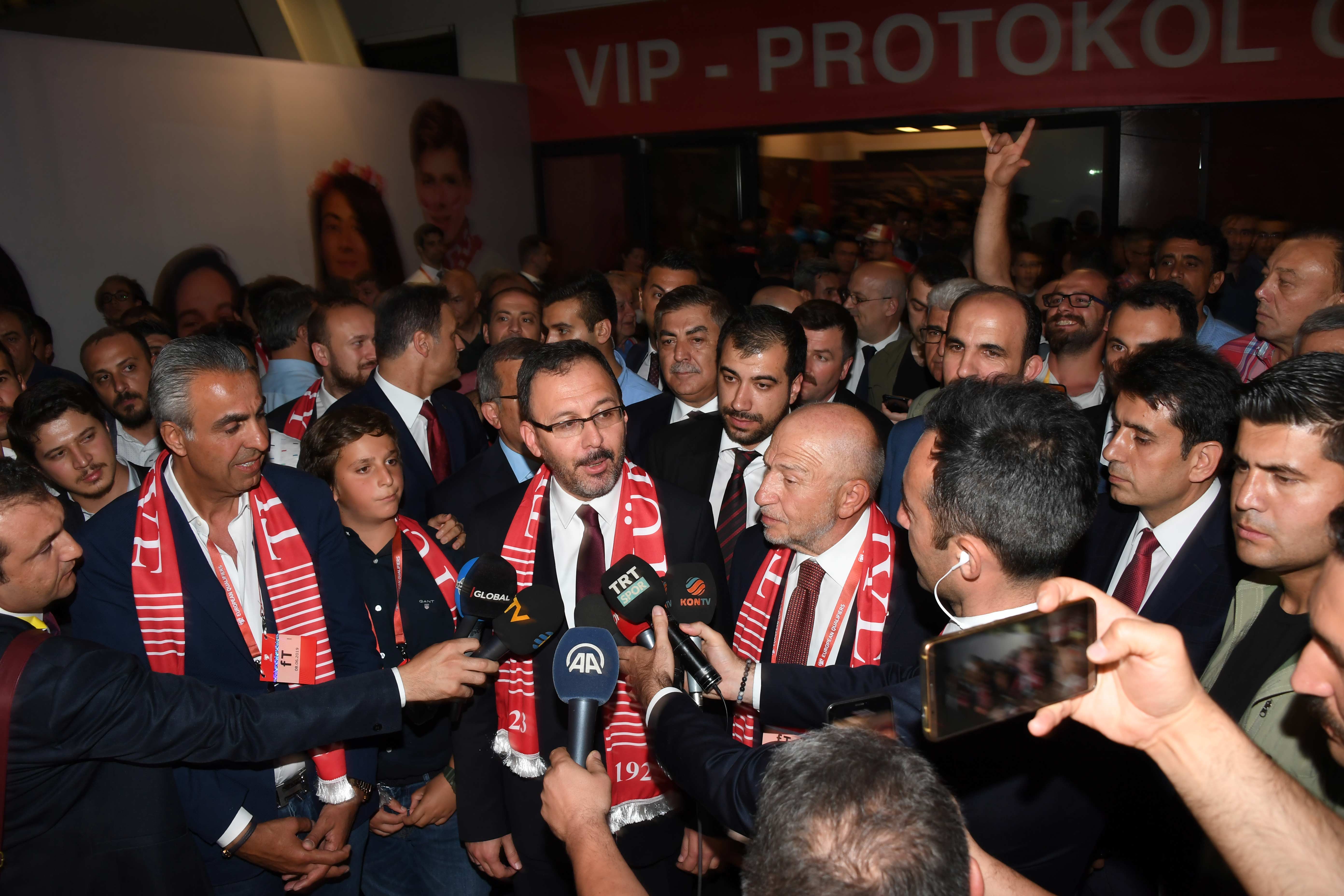 Başkan Altay Milli Takımı ve Taraftarları Tebrik Etti