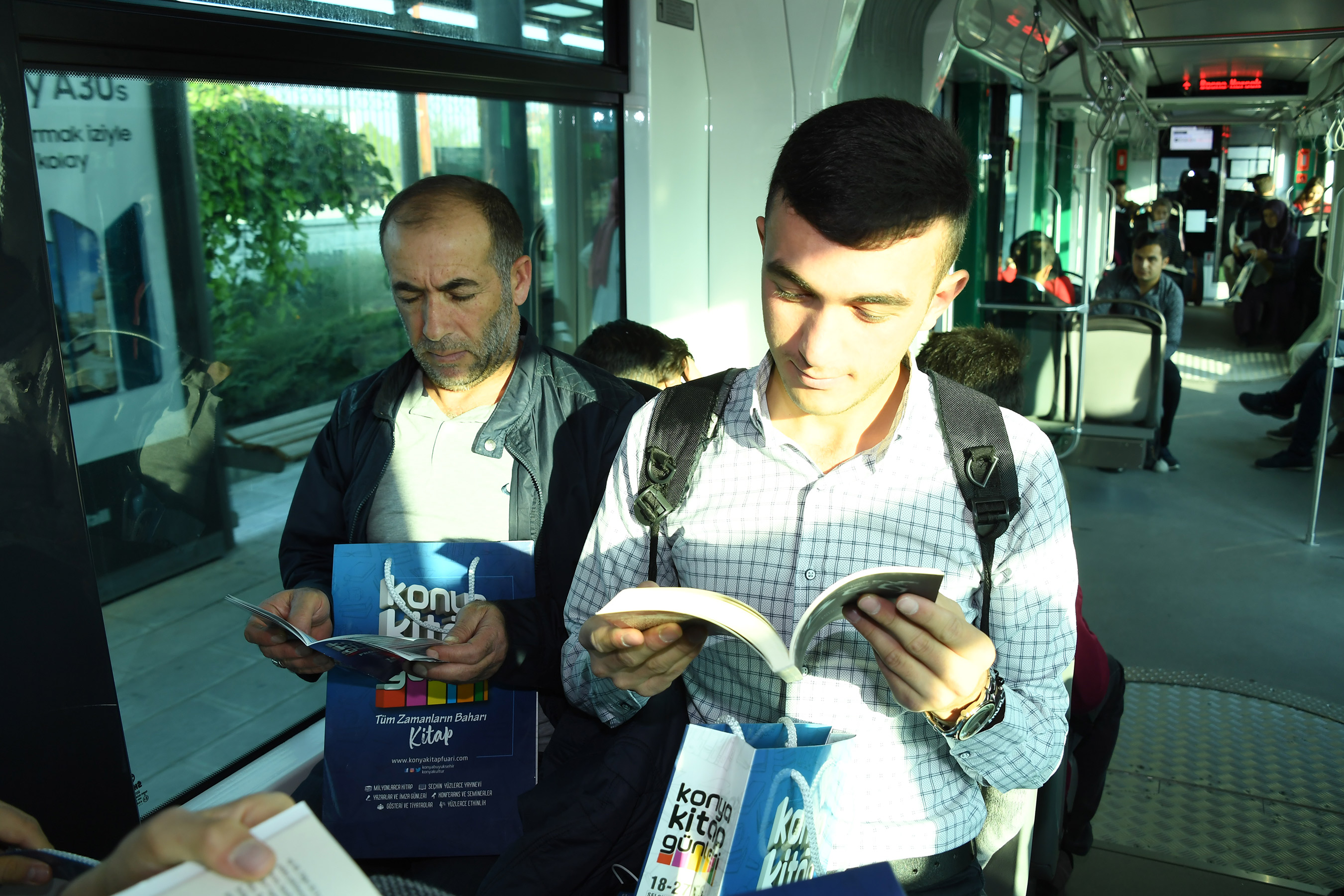 Büyükşehir'den Tramvayda Kitap Sürprizi