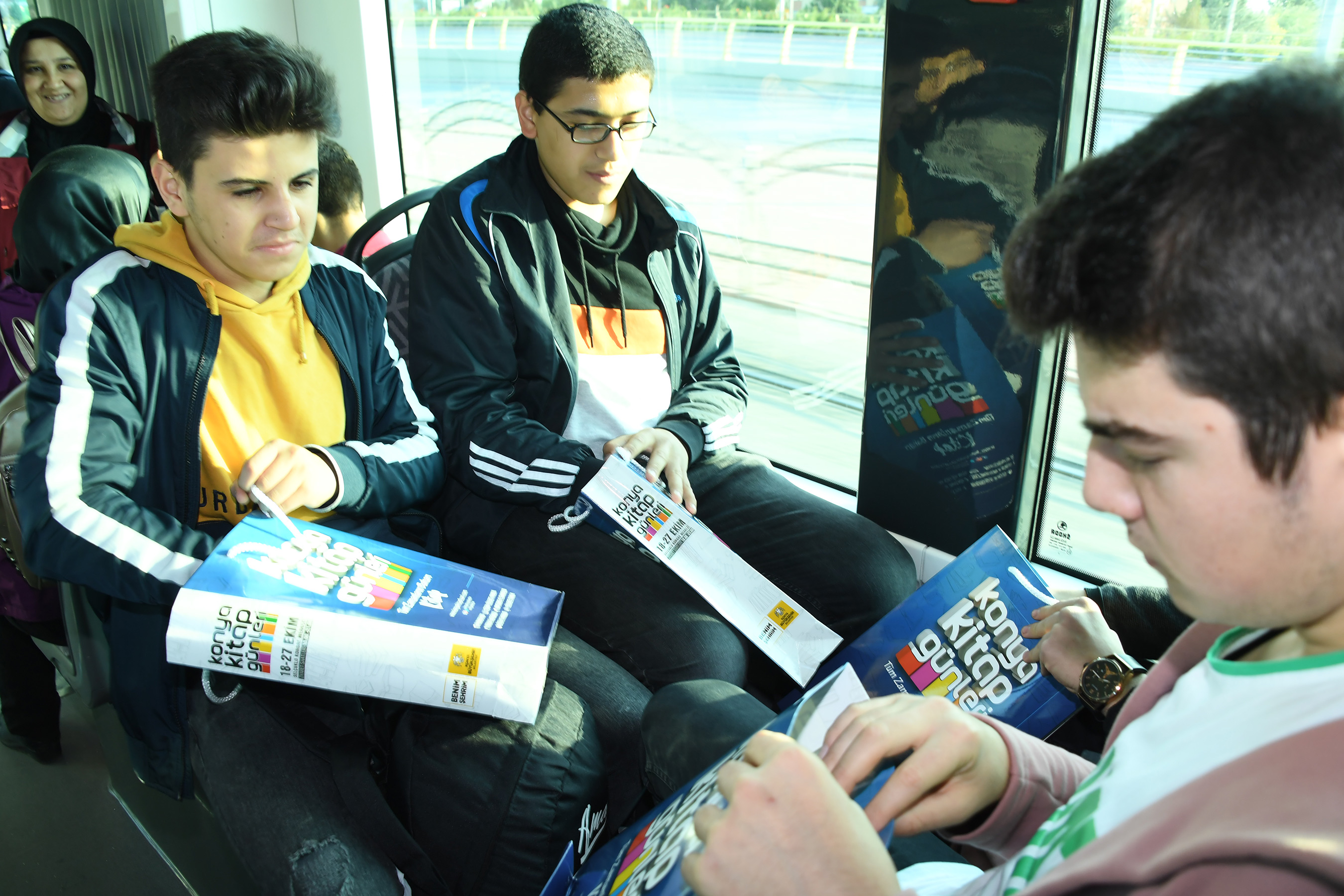 Büyükşehir'den Tramvayda Kitap Sürprizi