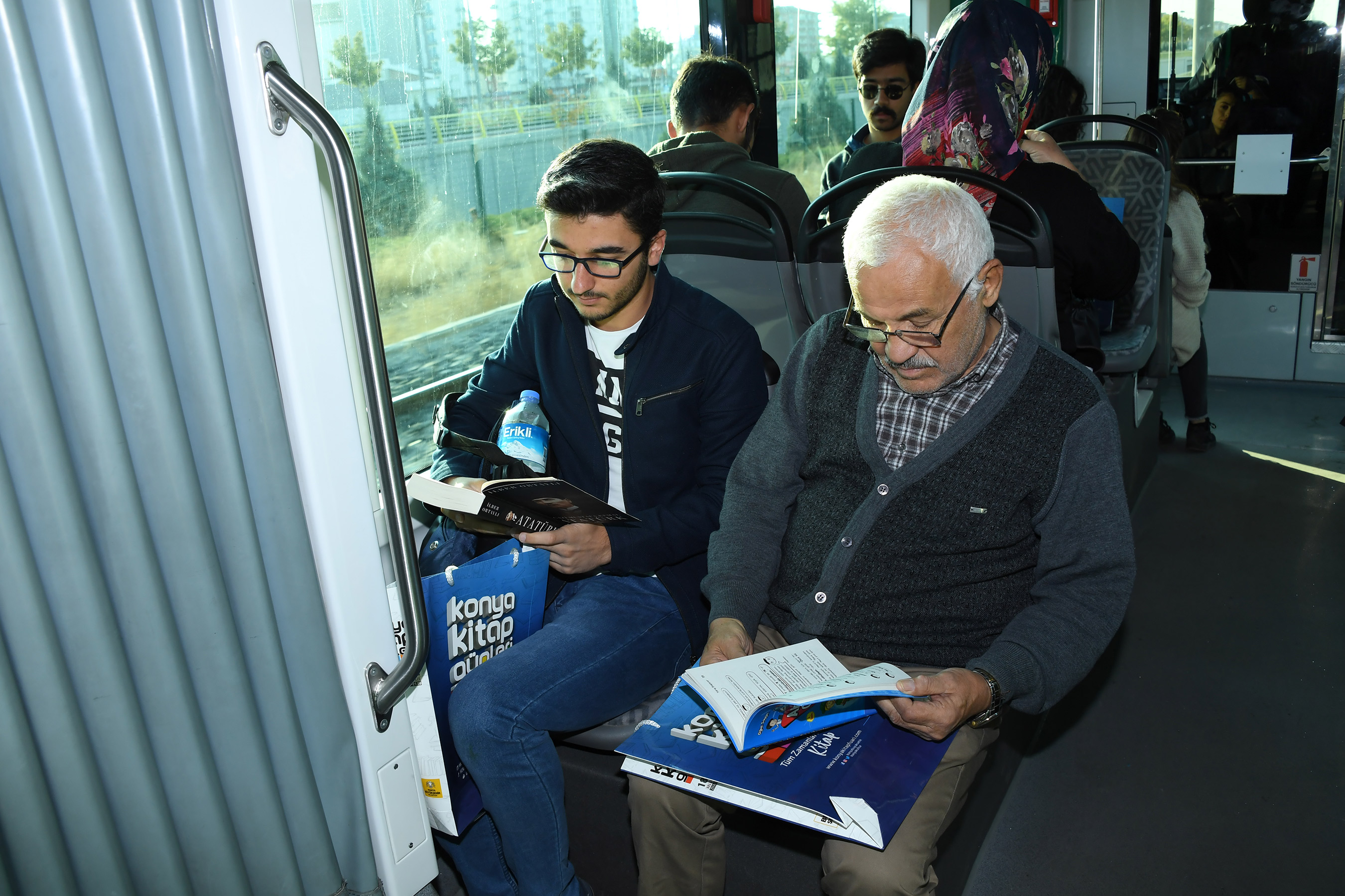 Büyükşehir'den Tramvayda Kitap Sürprizi