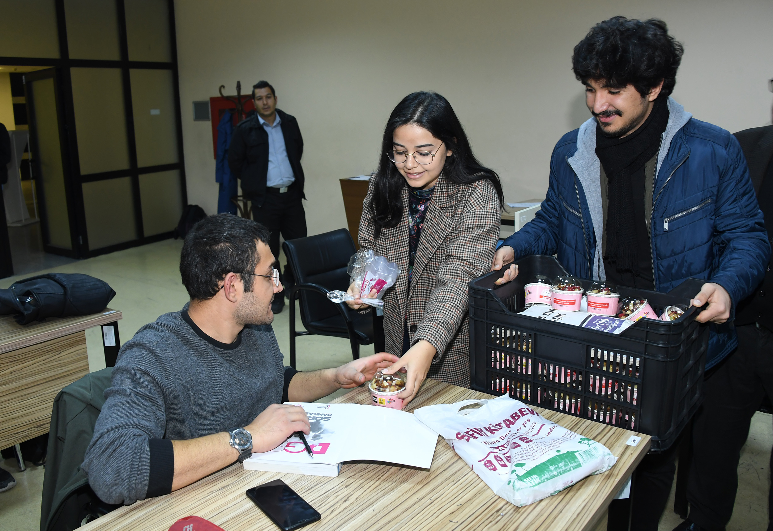 Ders Çalışan Öğrencilere 'Anne Eli Değmiş Gibi' İkram 