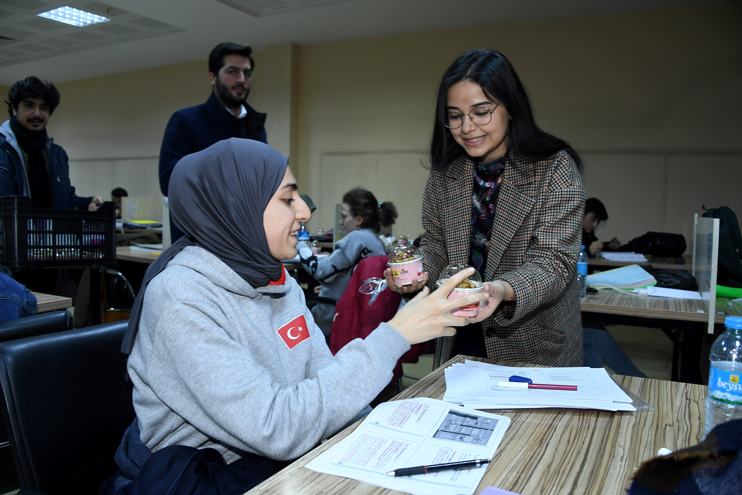 Ders Çalışan Öğrencilere 'Anne Eli Değmiş Gibi' İkram 