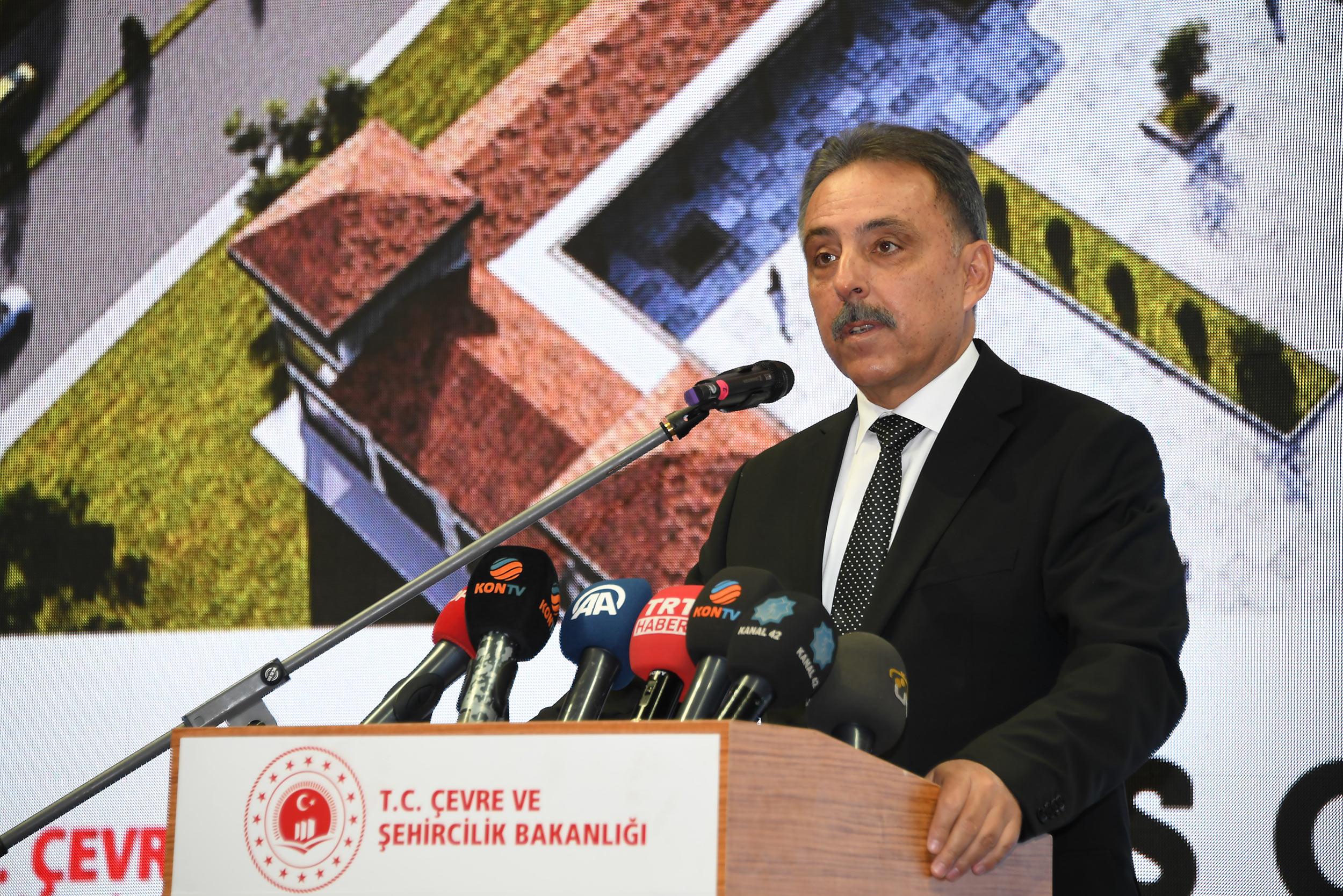 Bakan Kurum Sosyal Konutların Kuralarını Çekti