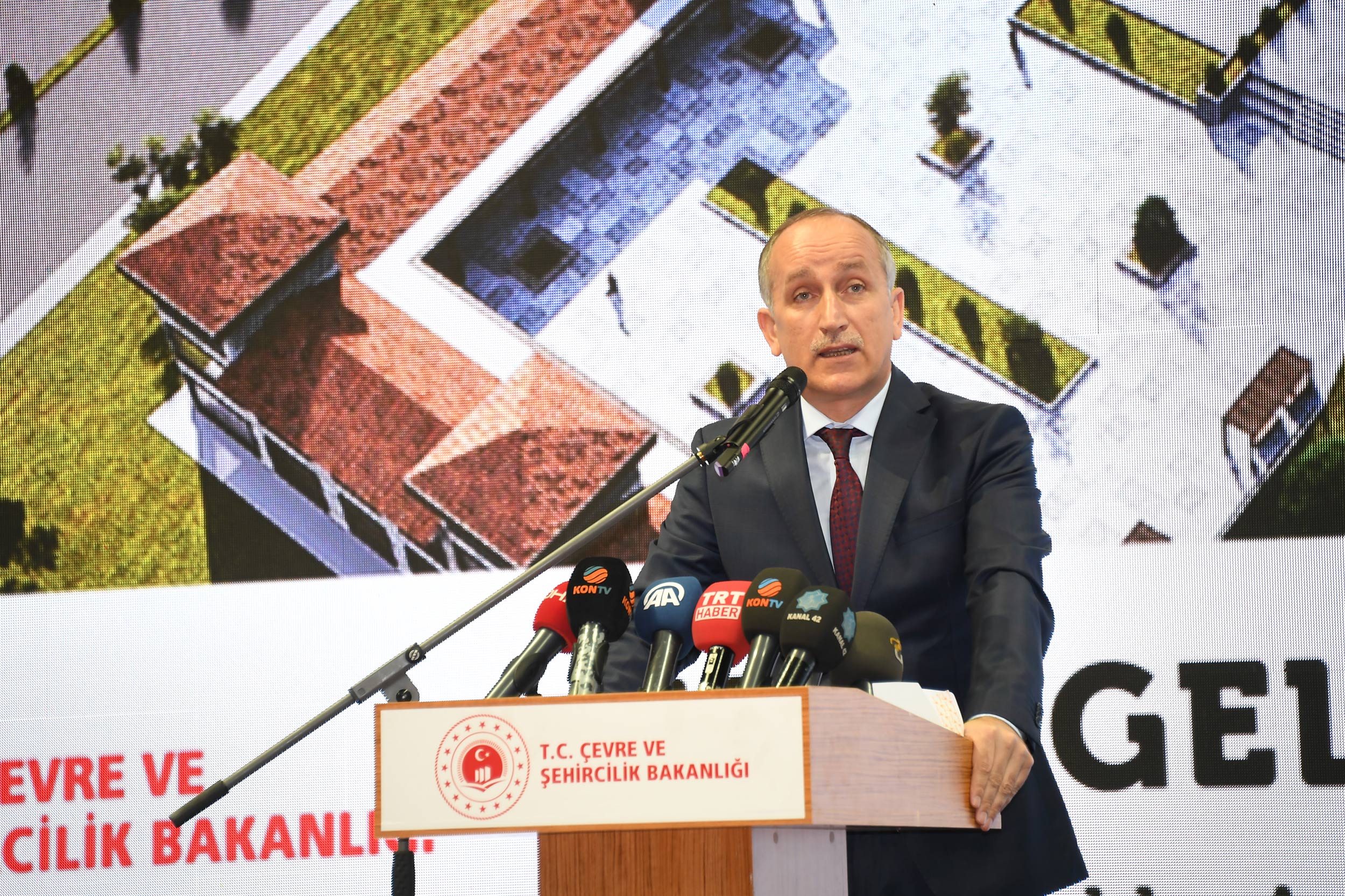 Bakan Kurum Sosyal Konutların Kuralarını Çekti