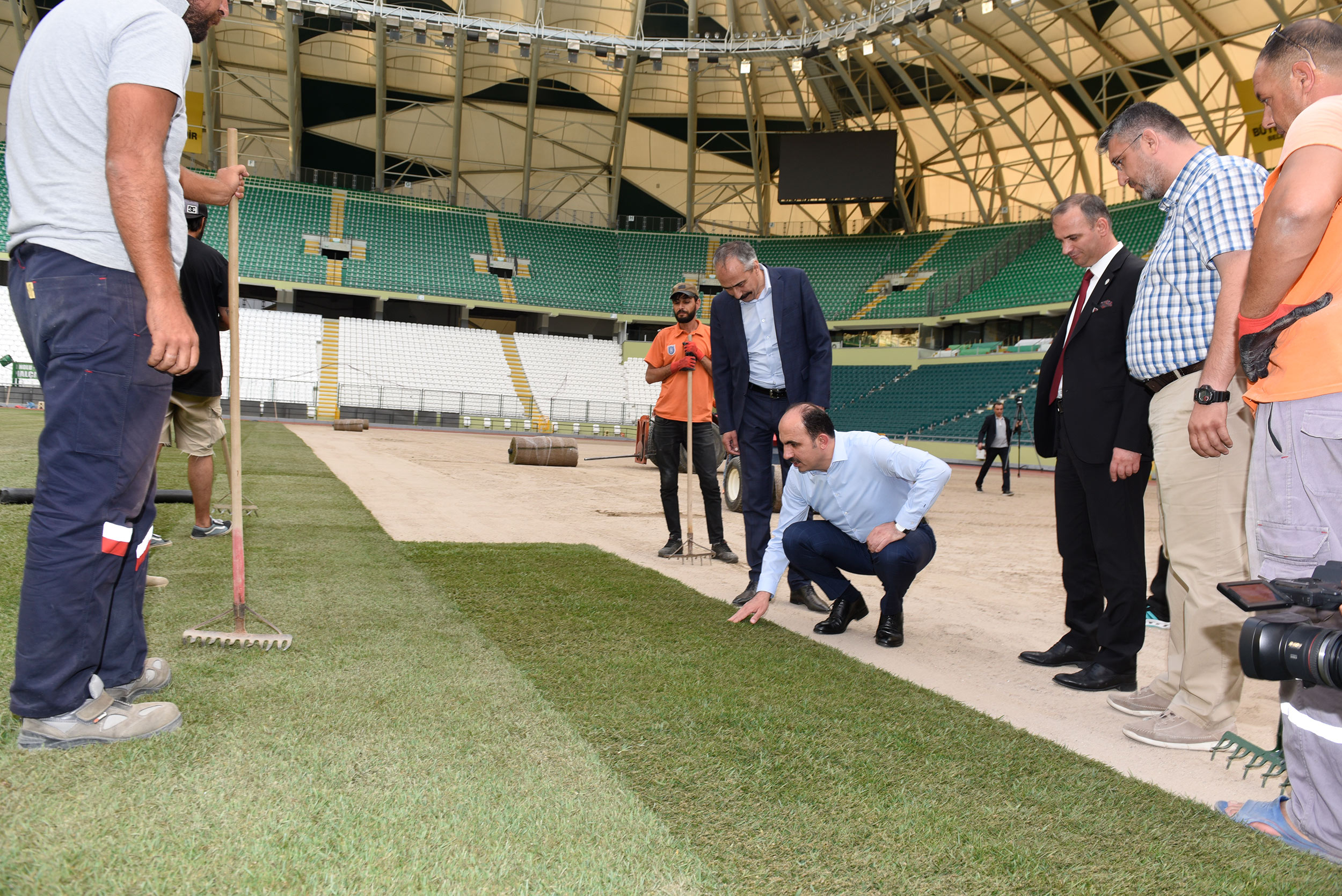 Konya Büyükşehir Stadyumunun Çim Zemini Yenilendi