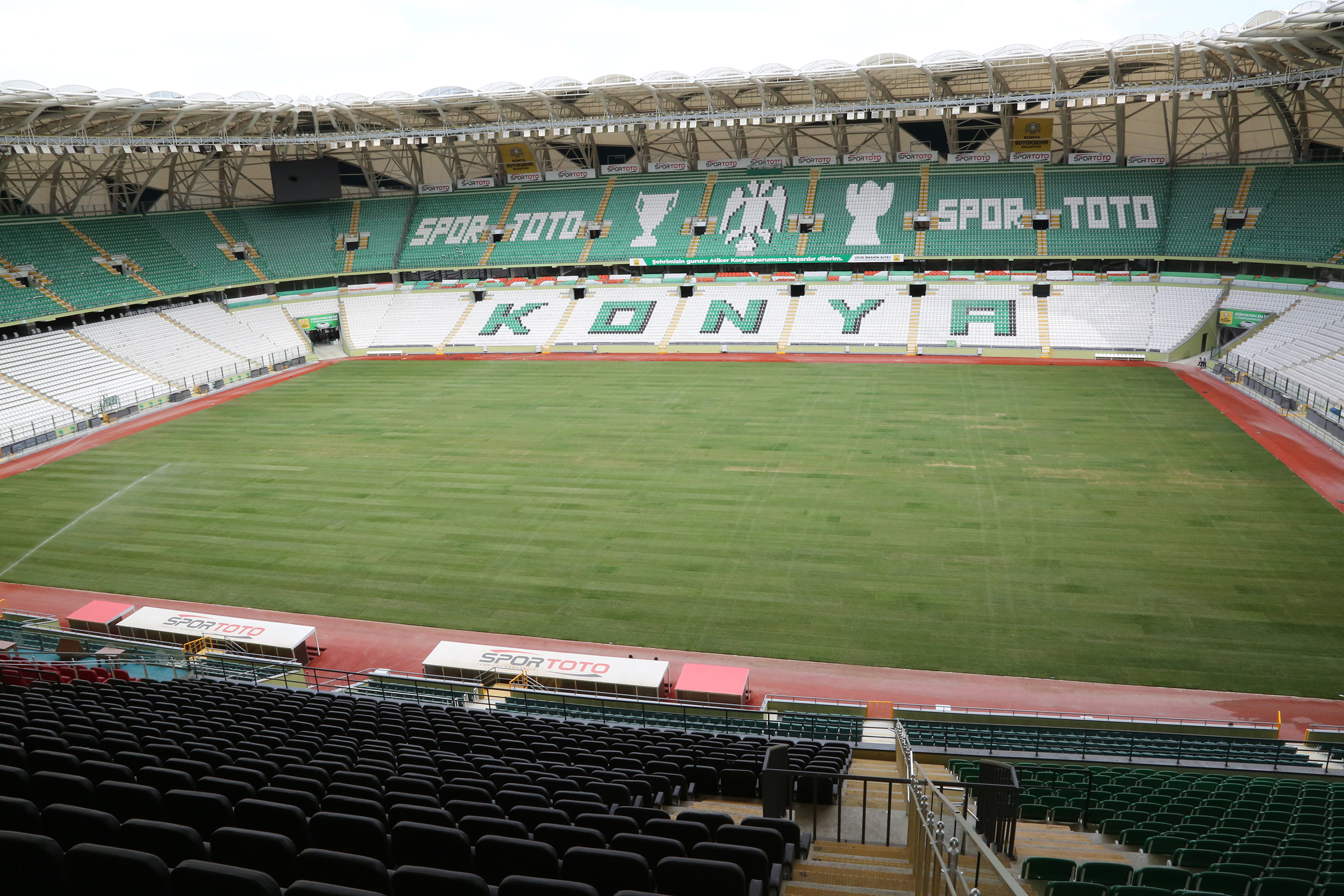 Konya Büyükşehir Stadyumunun Çim Zemini Yenilendi