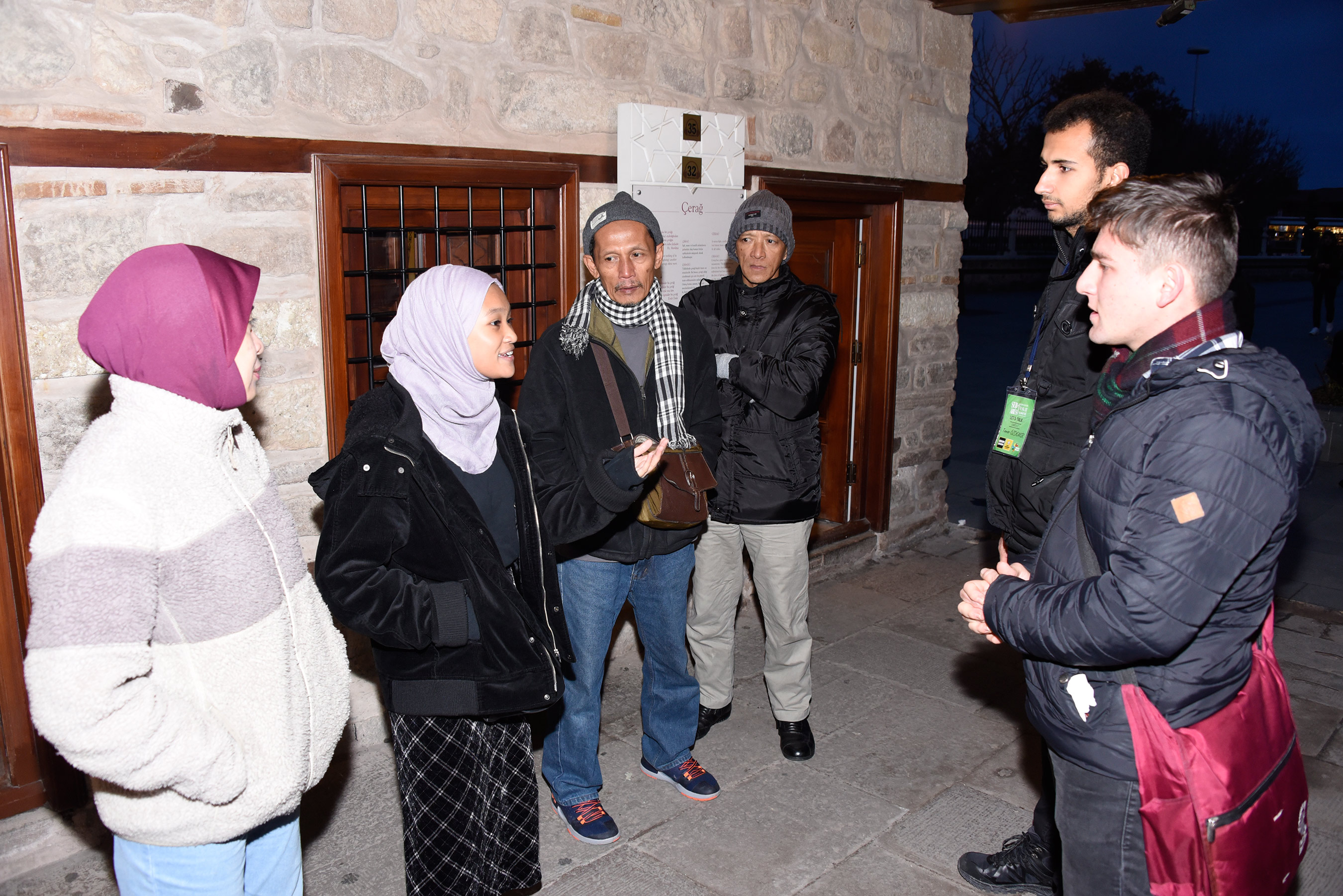 Gençler Turistlerle Konuşarak Yabancı Dillerini Geliştiriyor