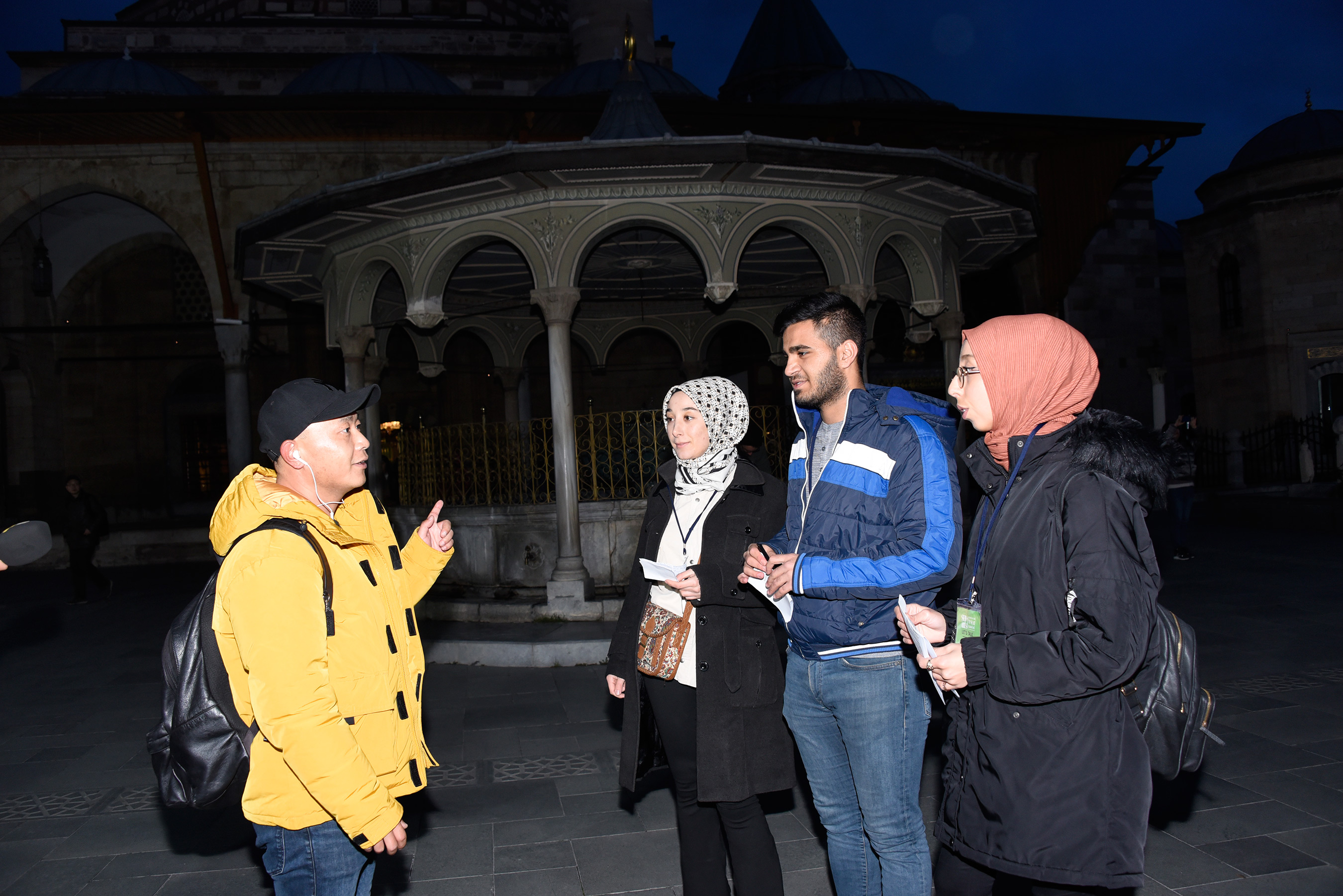 Gençler Turistlerle Konuşarak Yabancı Dillerini Geliştiriyor