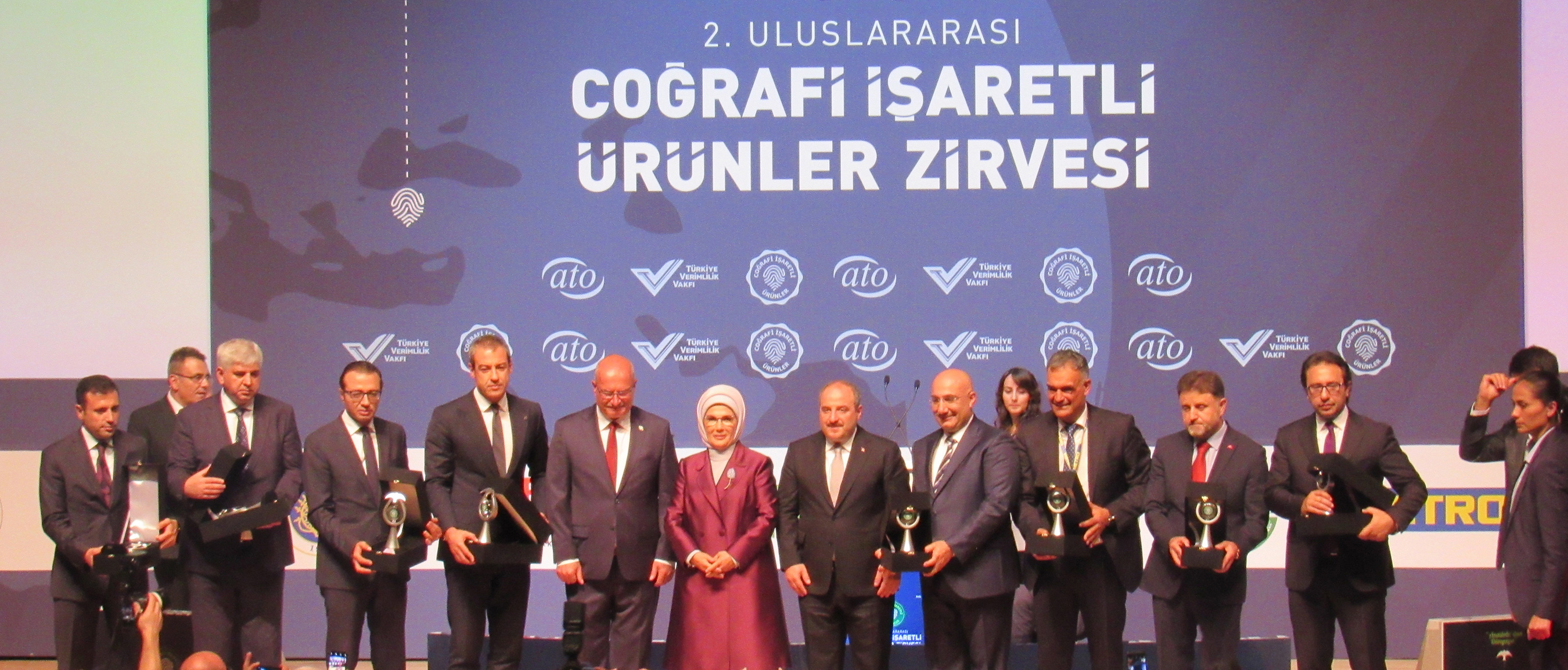 Emine Erdoğan'dan Konya Büyükşehir'e Plaket