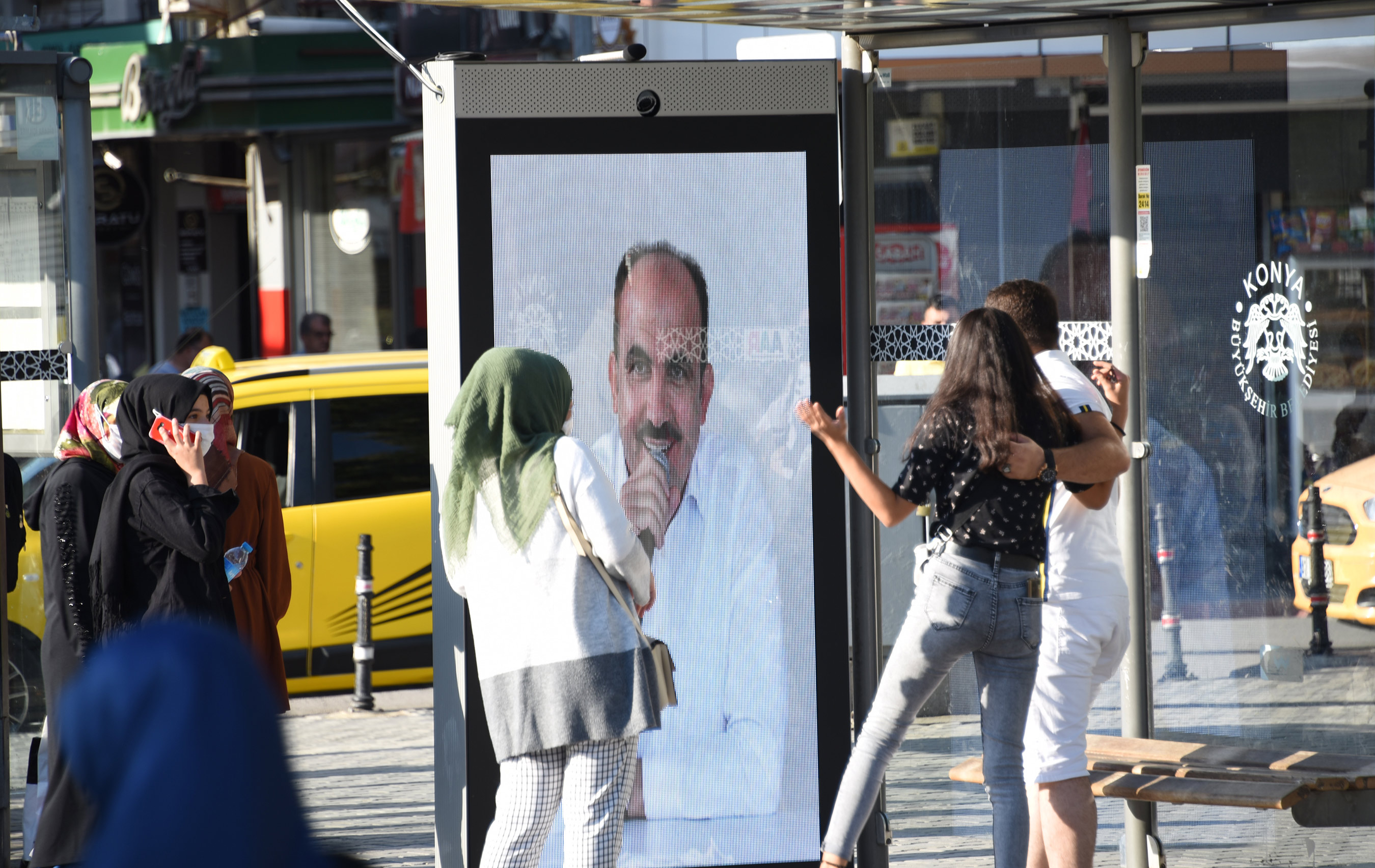 Başkan Altay Otobüs Durağındaki Ekrandan Canlı Bağlandı