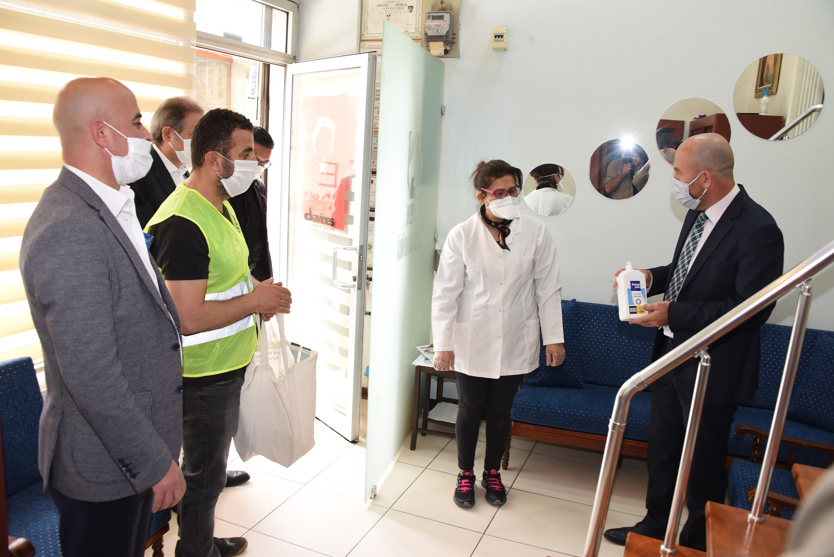 Konya Büyükşehir'in Berber ve Kuaförlere Hijyen Desteği Sürüyor