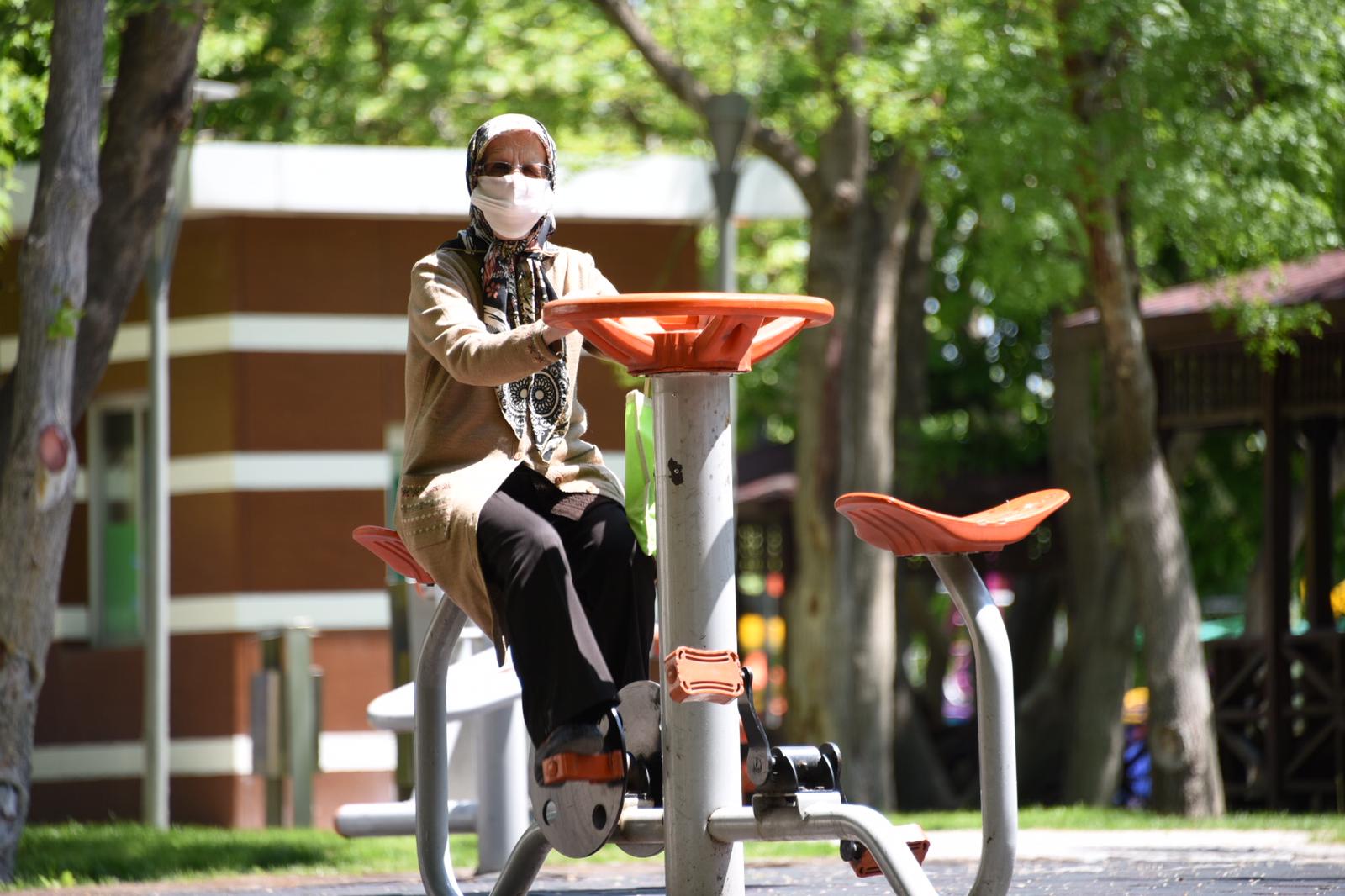 Sokağa Çıkan Büyüklerimizi Yalnız Bırakmadık