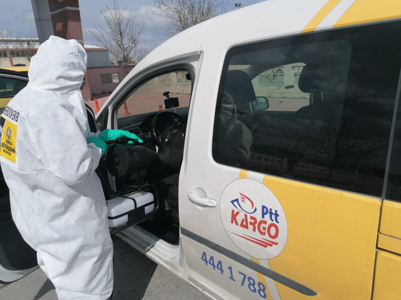Büyükşehir'den Dolmuş, Ticari Taksi ve Servislere Dezenfeksiyon Hizmeti 