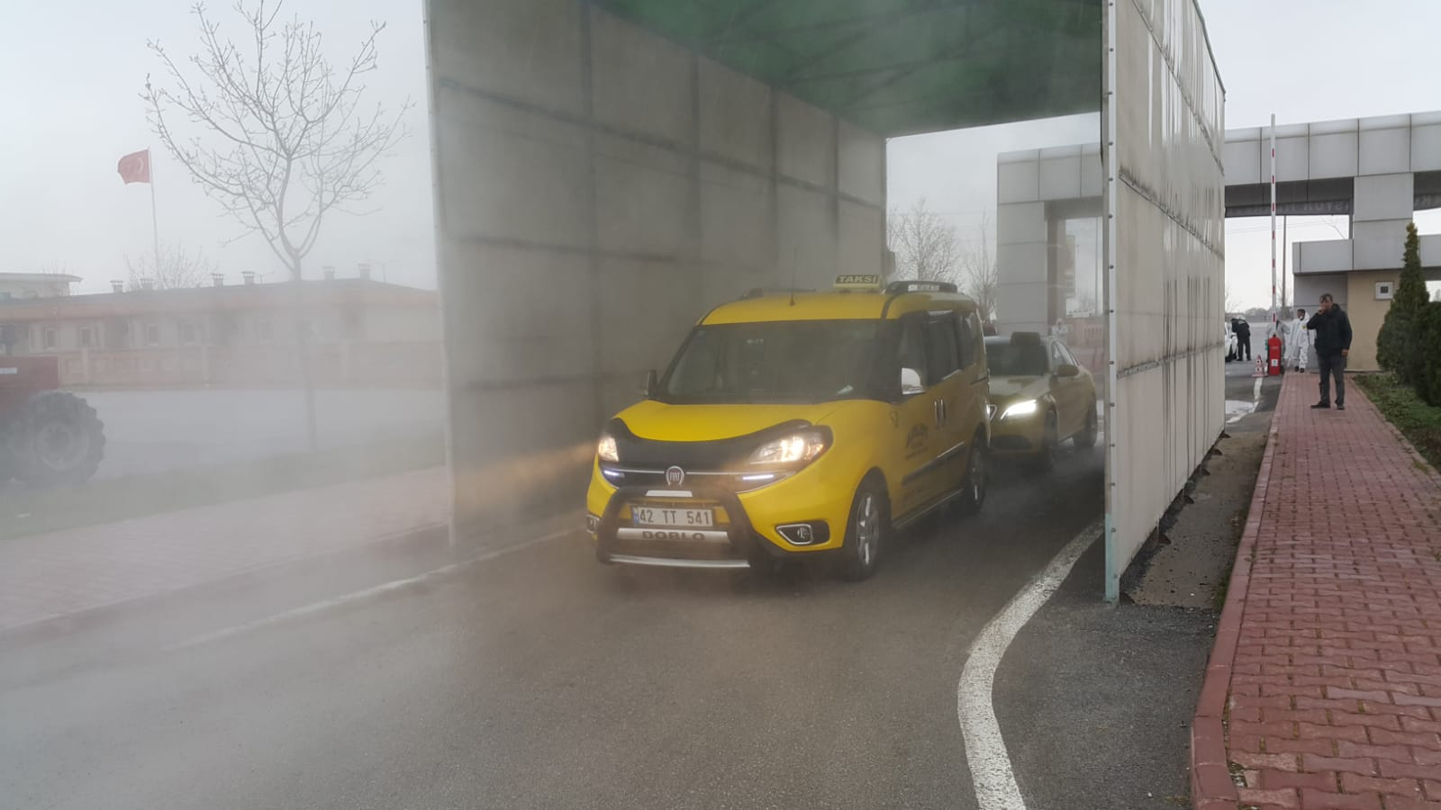 Büyükşehir'den Dolmuş, Ticari Taksi ve Servislere Dezenfeksiyon Hizmeti 