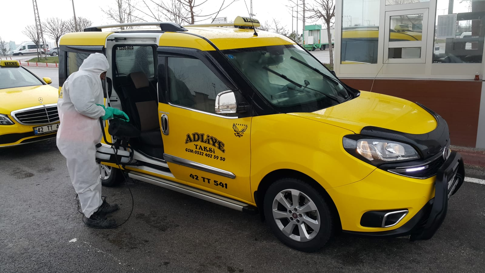 Büyükşehir'den Dolmuş, Ticari Taksi ve Servislere Dezenfeksiyon Hizmeti 