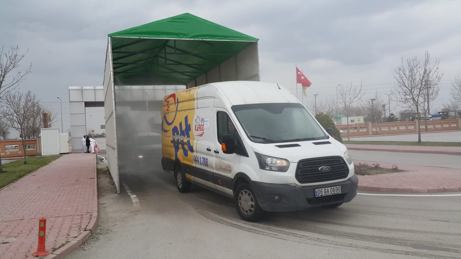 Büyükşehir'den Dolmuş, Ticari Taksi ve Servislere Dezenfeksiyon Hizmeti 