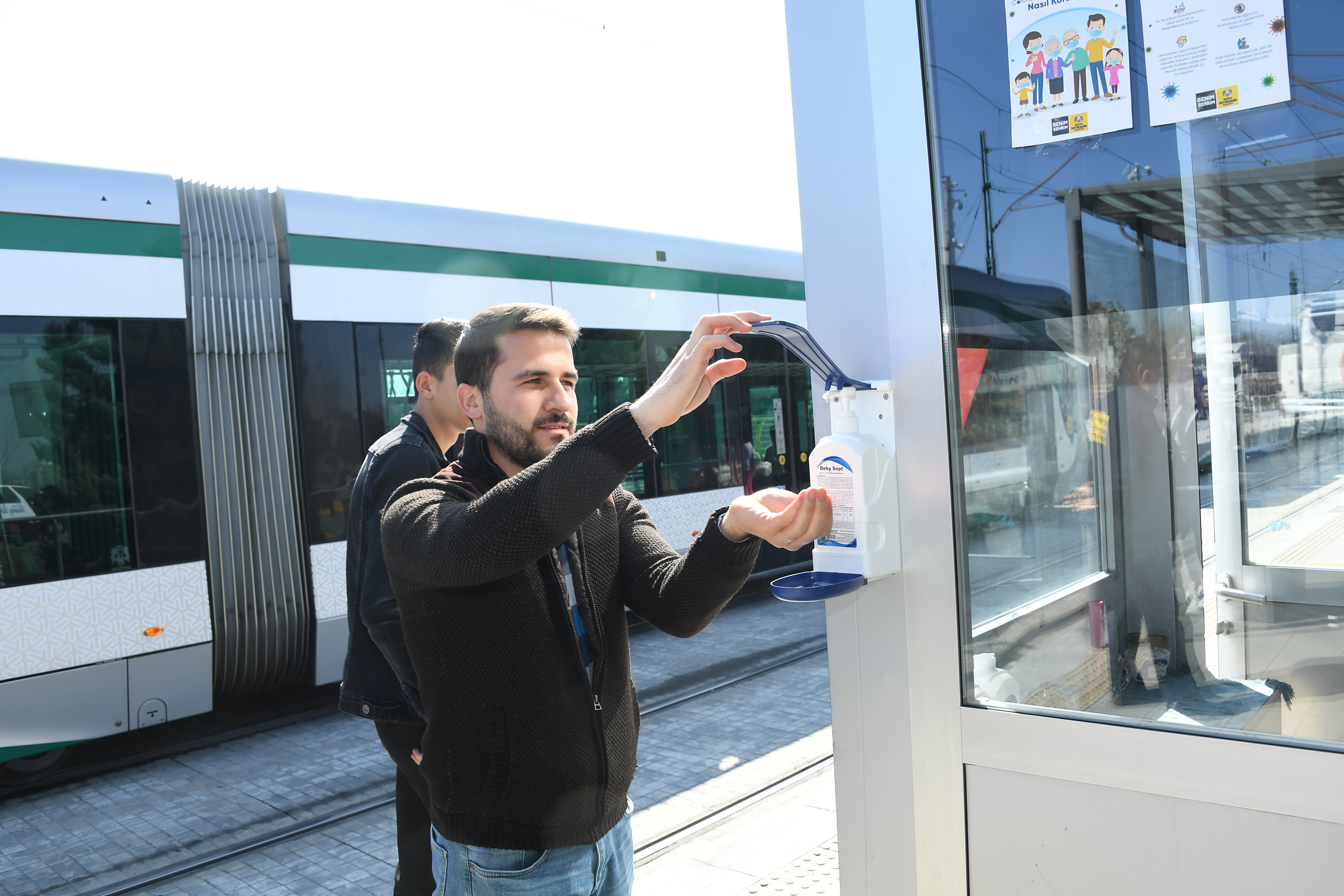 Otogar ve Toplu Ulaşım Duraklarına Dezenfektan Kuruldu