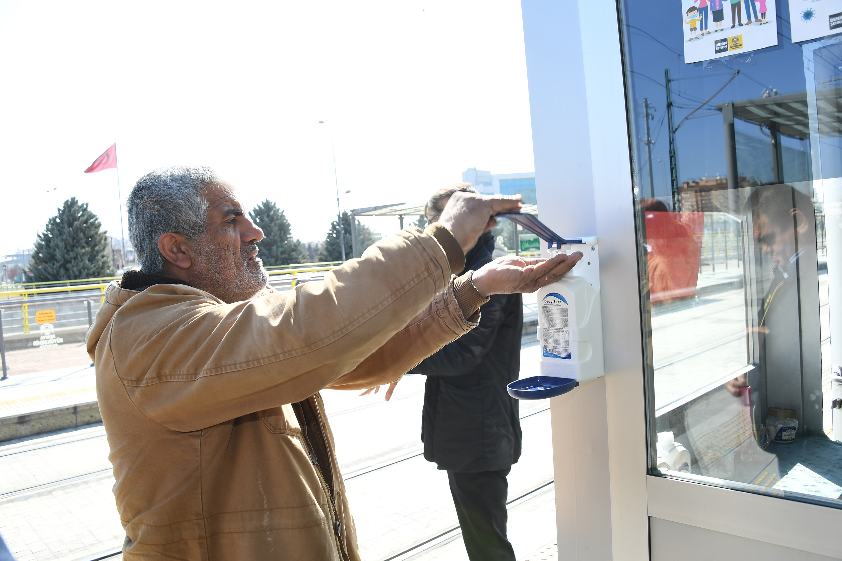 Otogar ve Toplu Ulaşım Duraklarına Dezenfektan Kuruldu