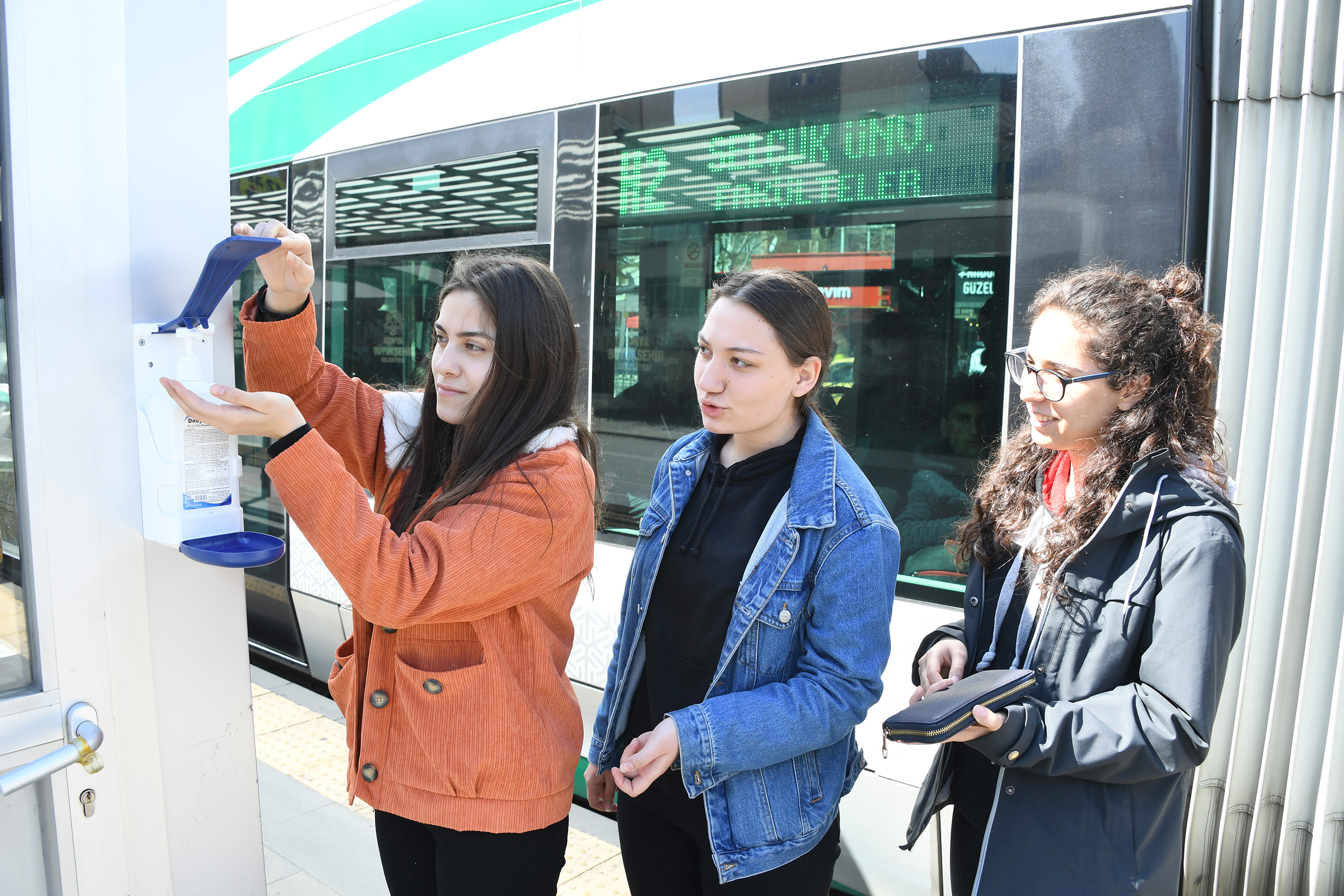Otogar ve Toplu Ulaşım Duraklarına Dezenfektan Kuruldu