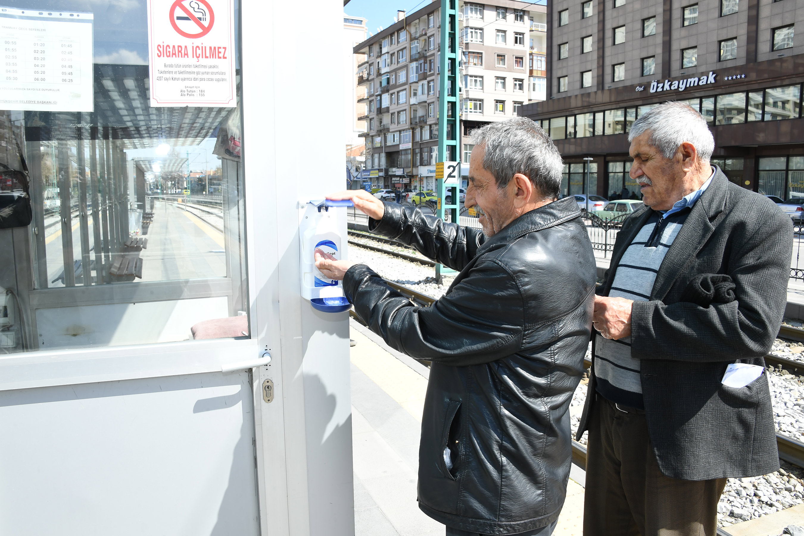 Otogar ve Toplu Ulaşım Duraklarına Dezenfektan Kuruldu