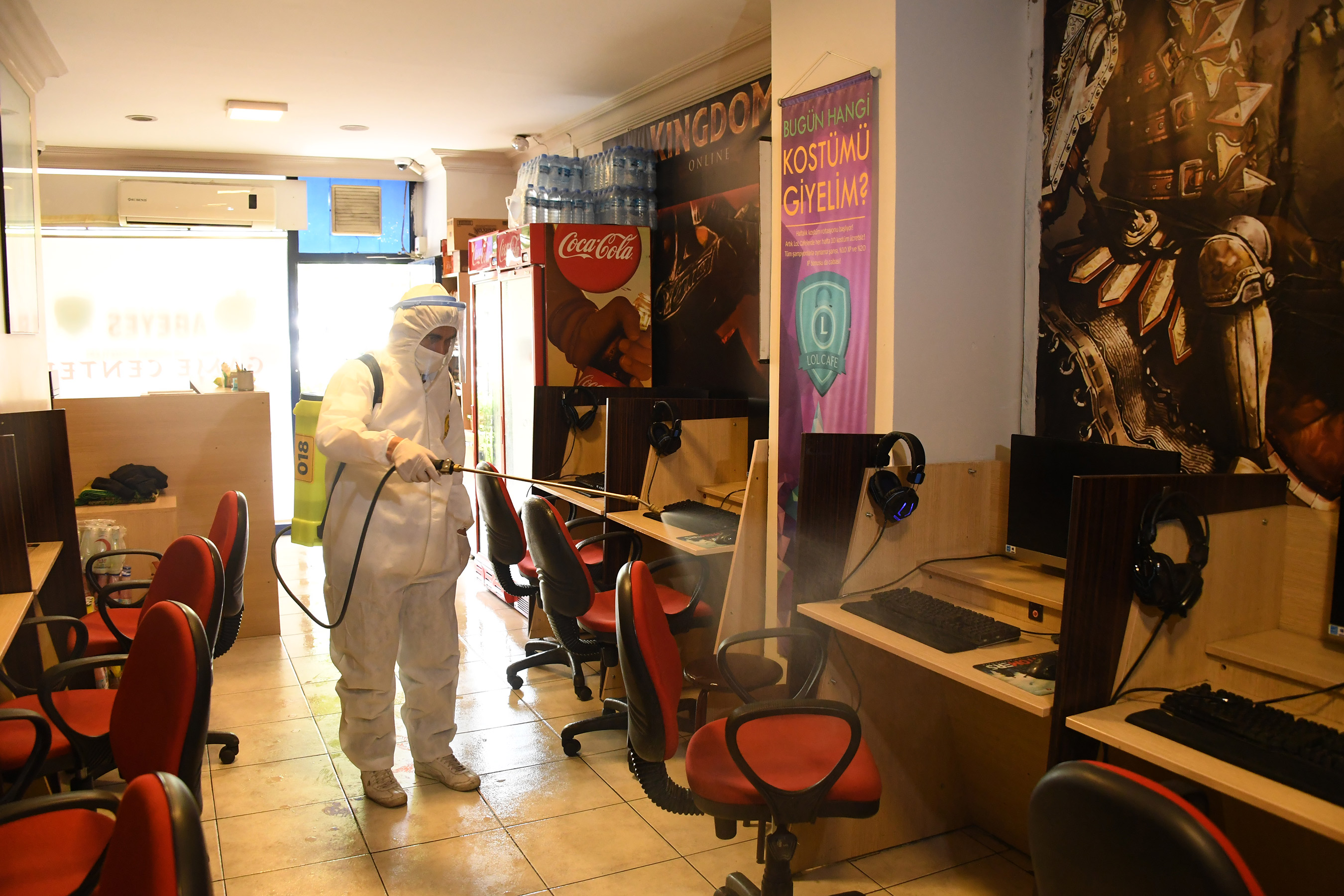 Yeniden Açılan Kafe ve Kıraathanelerin Dezenfeksiyonu Yapılıyor