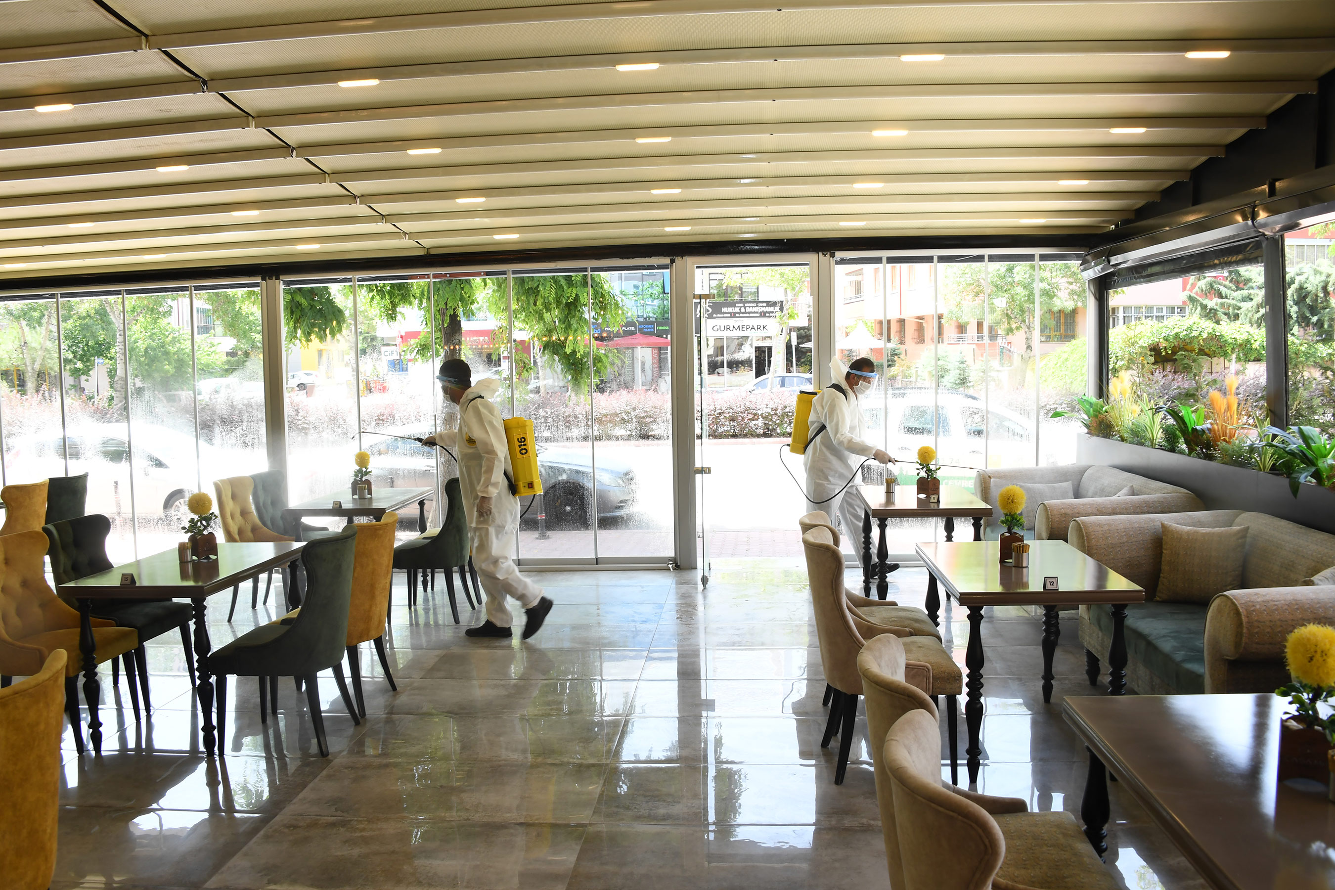 Yeniden Açılan Kafe ve Kıraathanelerin Dezenfeksiyonu Yapılıyor