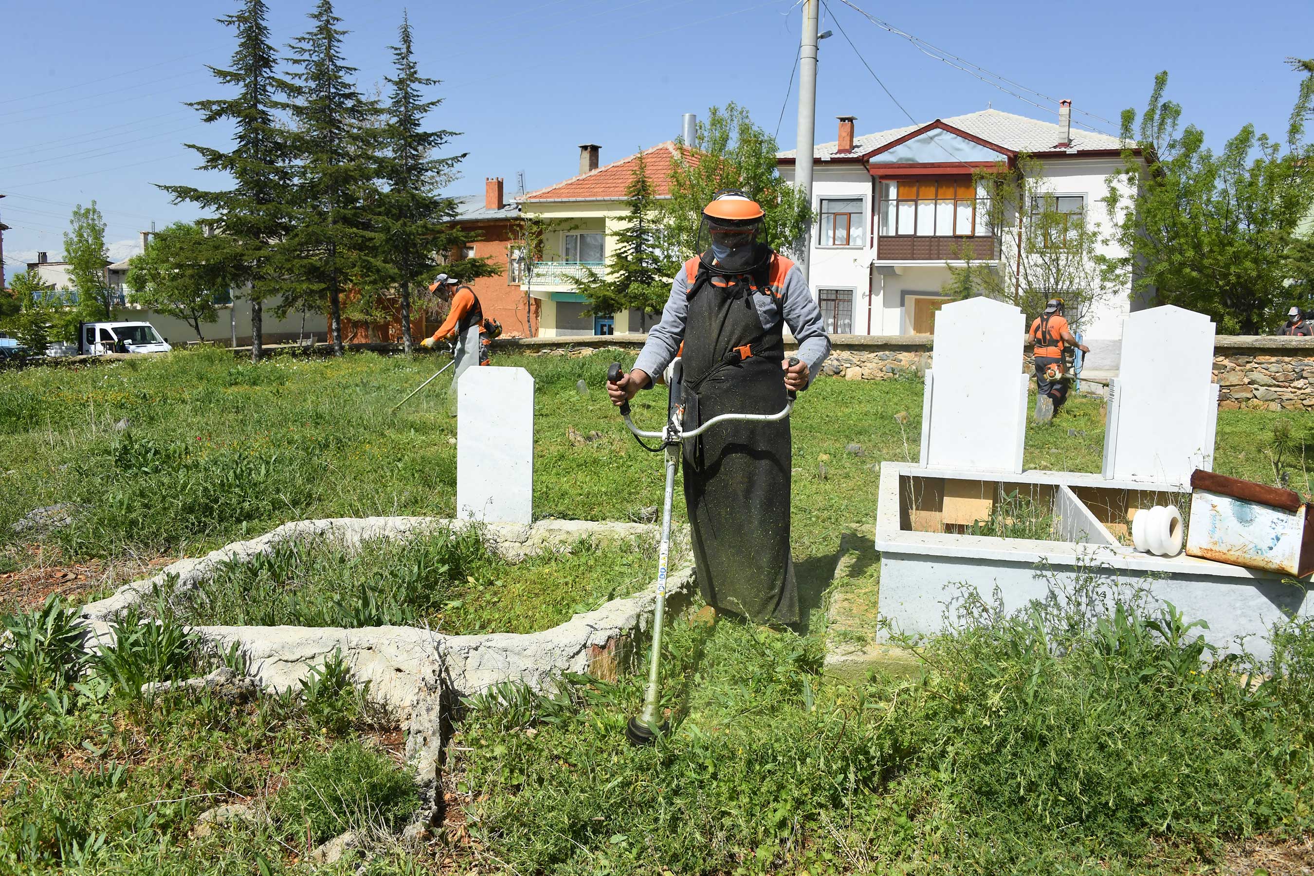 Mezarlık Ziyaretlerinde Sosyal Mesafeye Uyalım