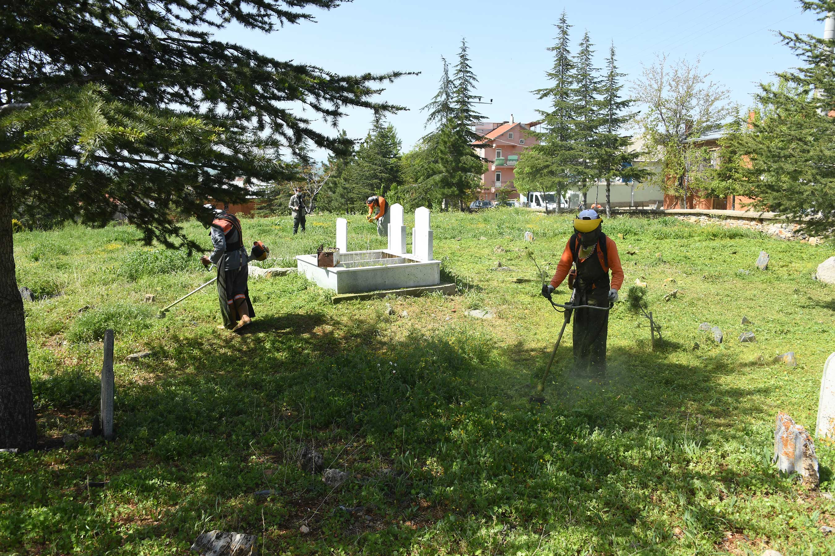 Mezarlık Ziyaretlerinde Sosyal Mesafeye Uyalım