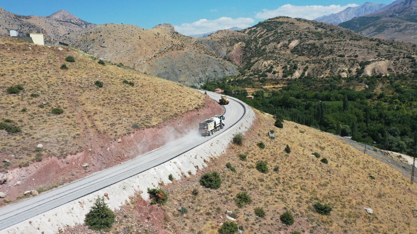 Emirgazi ve Halkapınar'da Mahalle Yolu Ağı Genişliyor