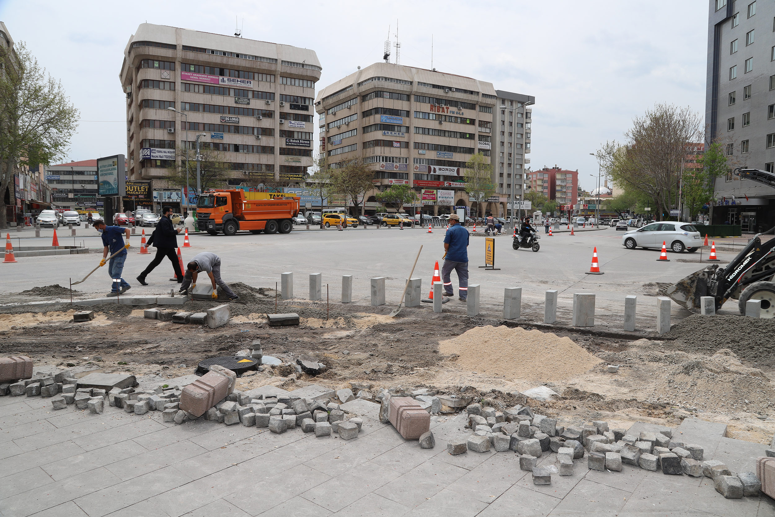 Trafiği Rahatlatmak İçin Kavşaklarda Düzenleme Yapılıyor 