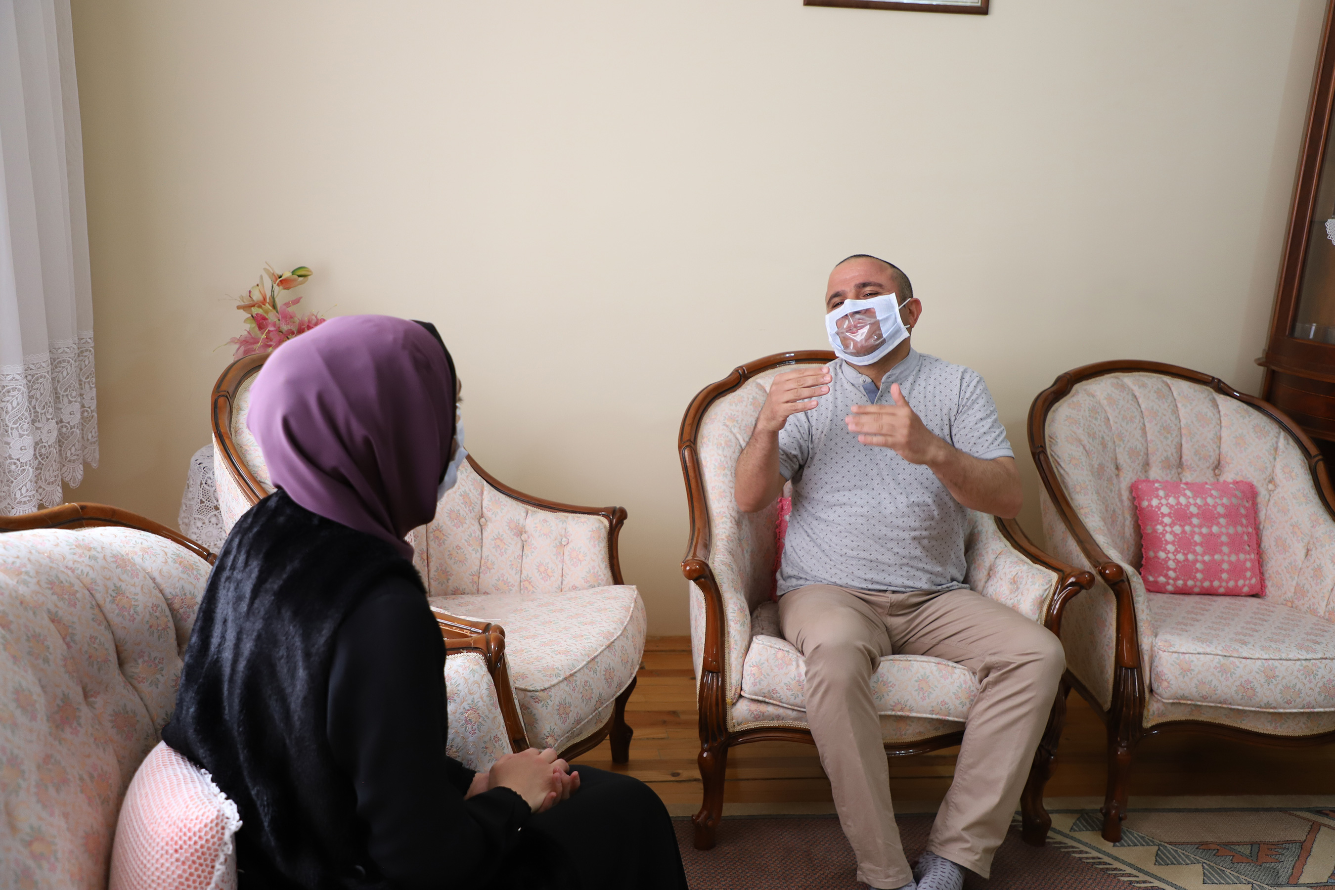 Büyükşehir'den İşitme Engelliler İçin Ağız Kısmı Şeffaf Maske