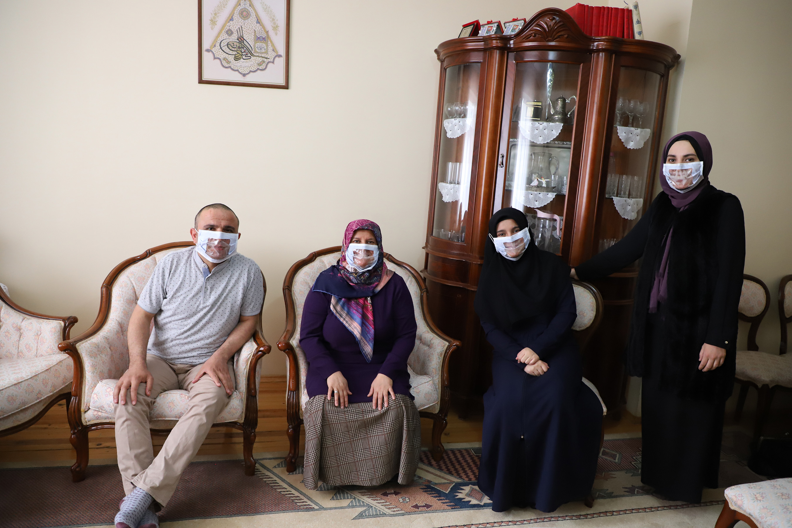 Büyükşehir'den İşitme Engelliler İçin Ağız Kısmı Şeffaf Maske