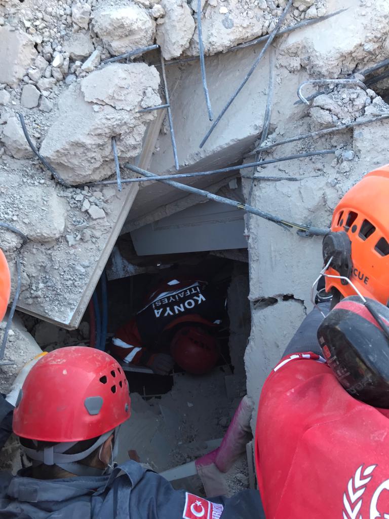 Konya İtfaiyesi Deprem Enkazından Ares İsimli Köpeği Sağ Olarak Çıkardı 