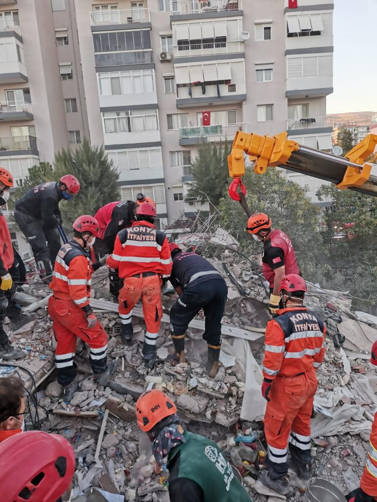 Konya İtfaiyesi Deprem Enkazından Ares İsimli Köpeği Sağ Olarak Çıkardı 