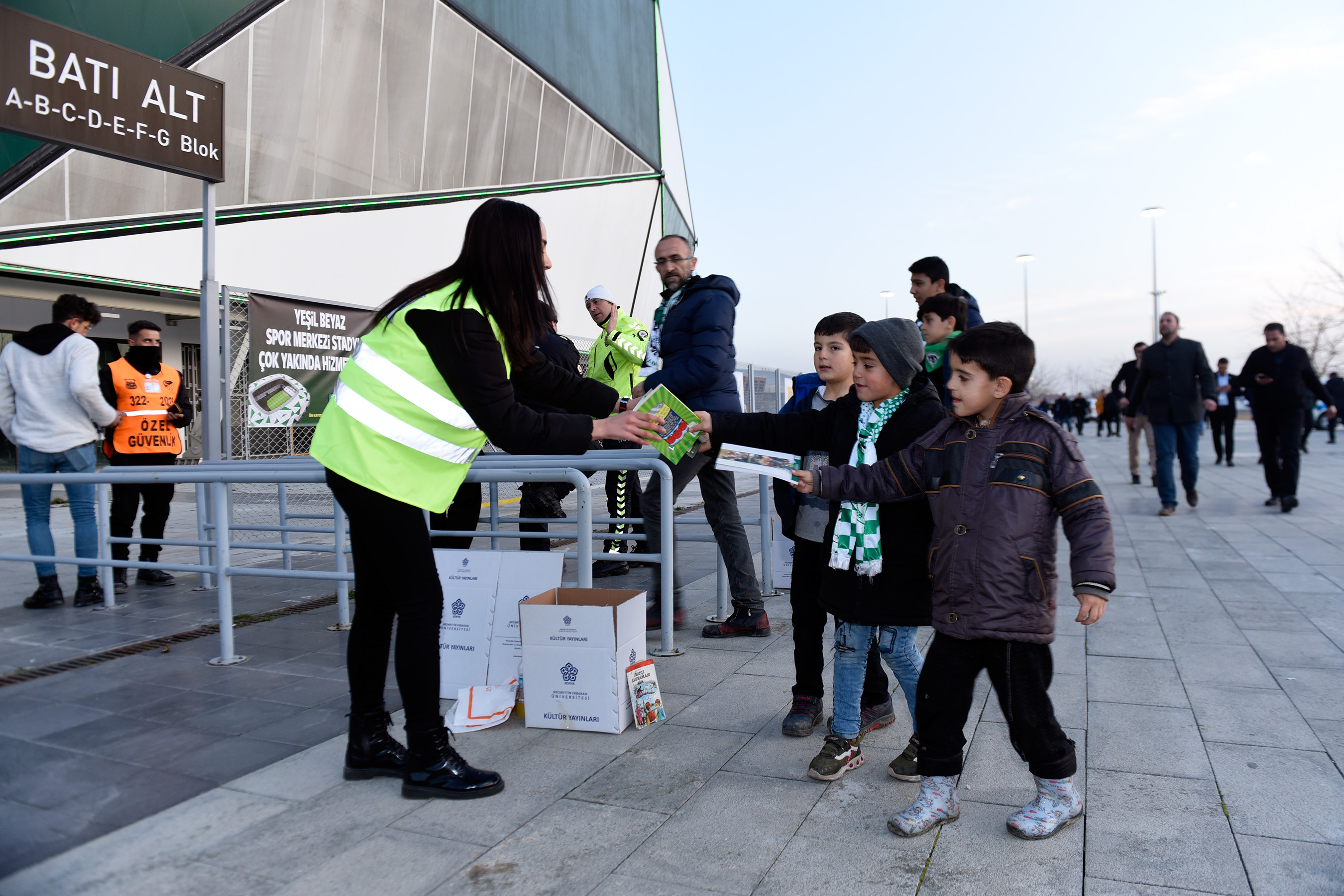 Konyasporlu Taraftarlardan Binlerce Kitap Toplandı
