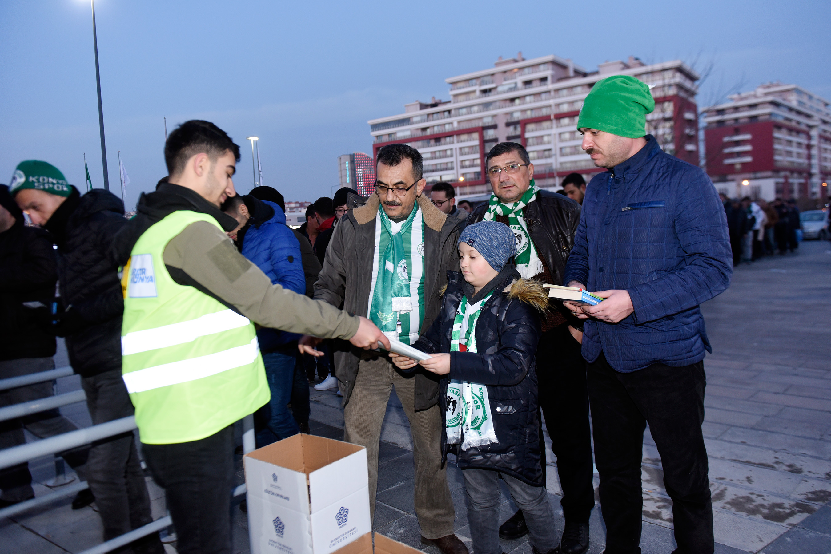Konyasporlu Taraftarlardan Binlerce Kitap Toplandı