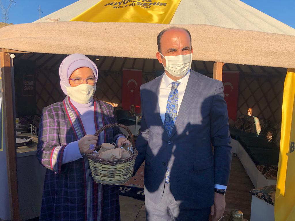 Emine Erdoğan Hanımefendi Ahlat'ta Konya Büyükşehir'in Çadırına Konuk Oldu