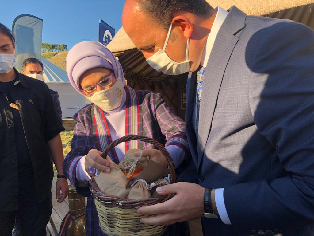 Emine Erdoğan Hanımefendi Ahlat'ta Konya Büyükşehir'in Çadırına Konuk Oldu